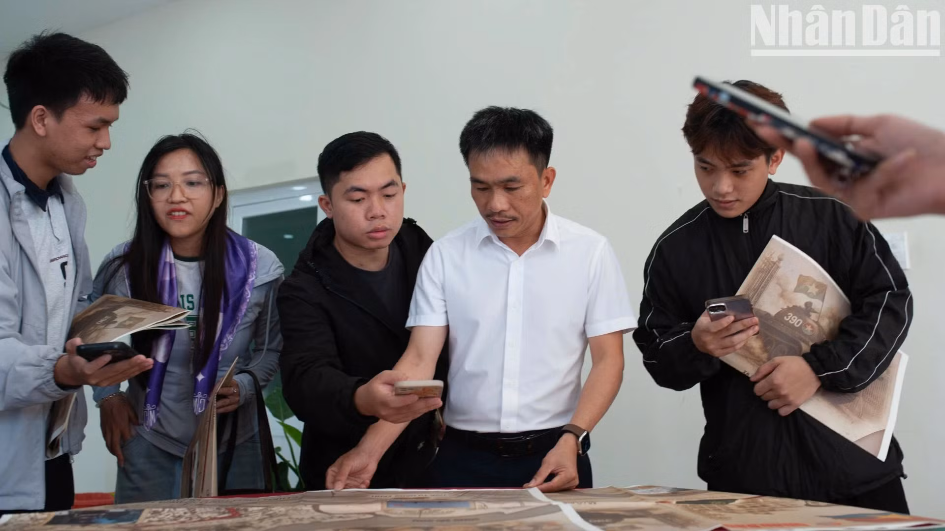 年轻人扫二维码体验在线内容。