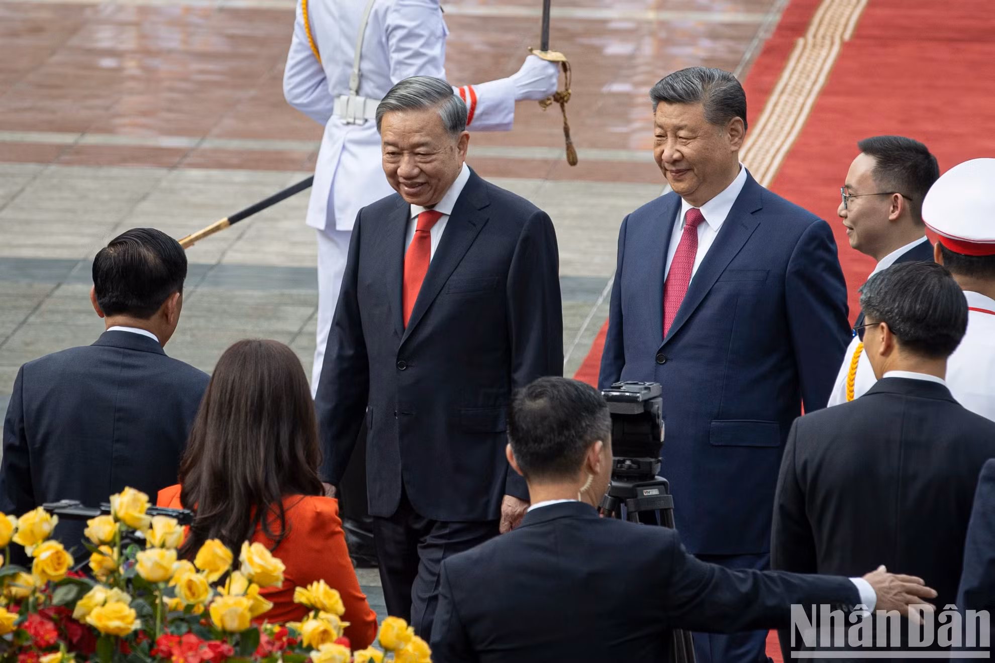 越共中央总书记苏林向中共中央总书记、中国国家主席习近平介绍出席欢迎仪式的越方代表团成员。