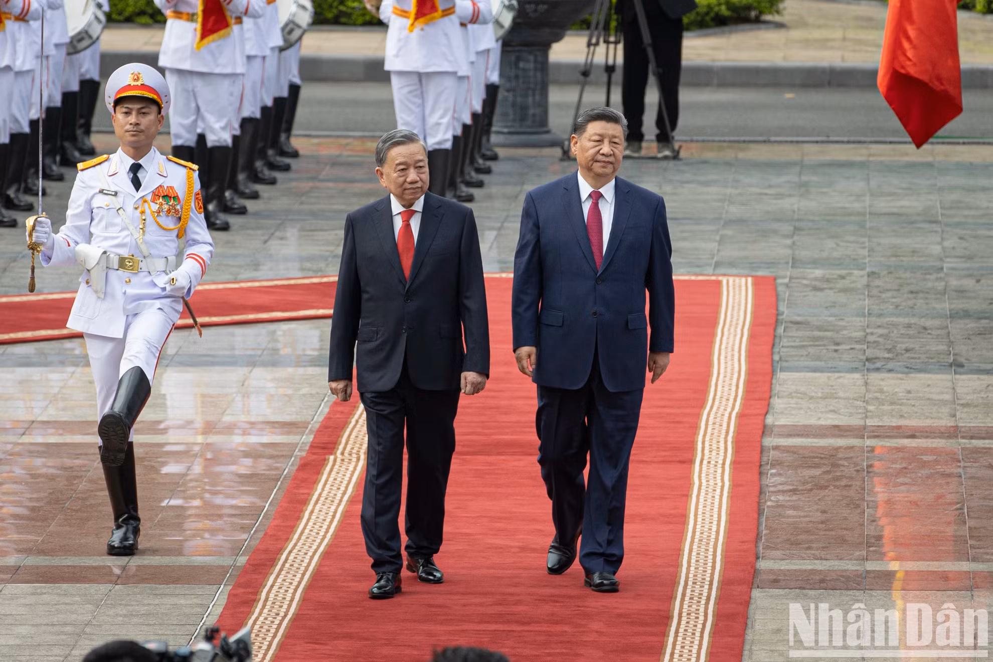 越共中央总书记苏林和中共中央总书记、中国国家主席习近平共同检阅越南人民军仪仗队。
