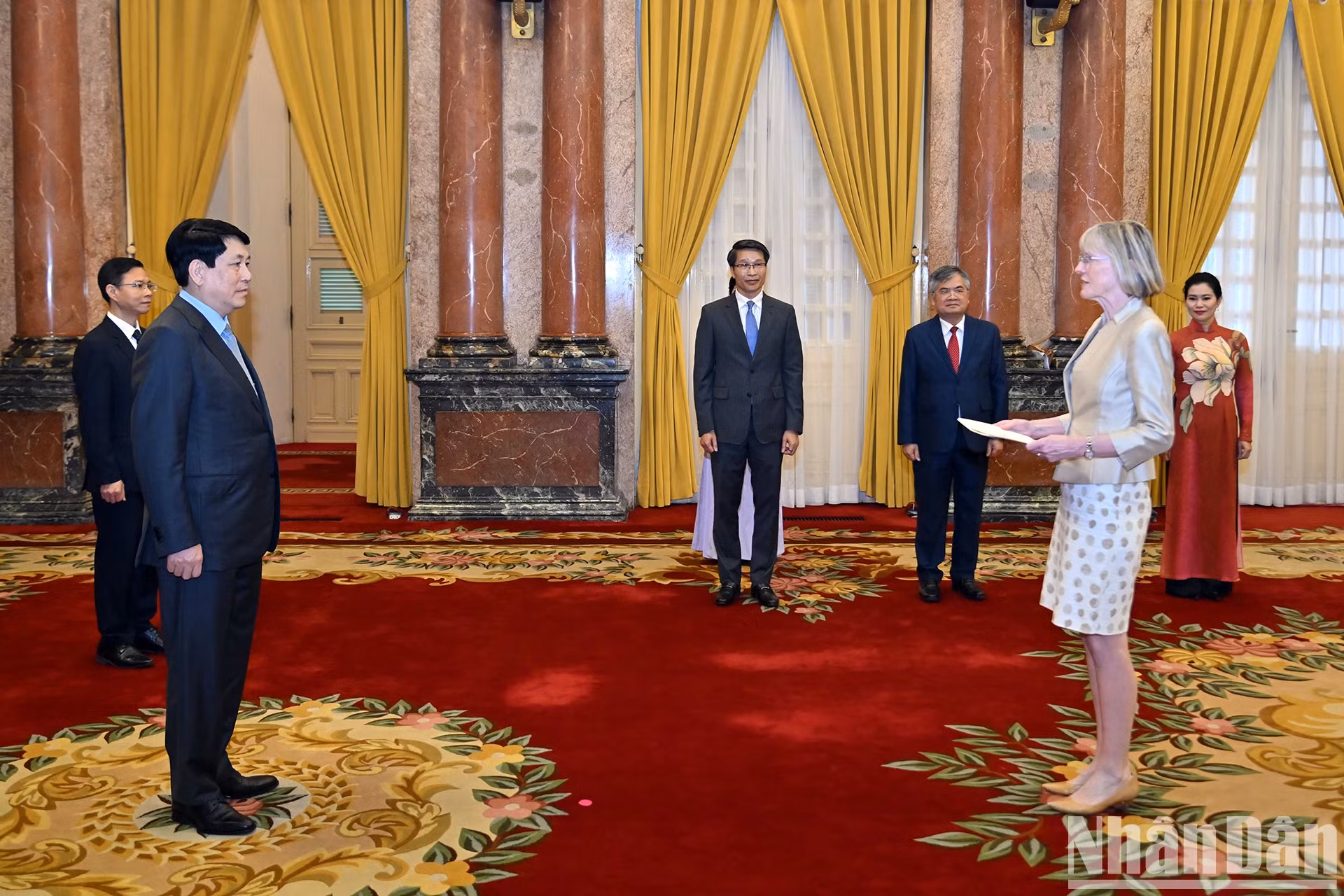澳大利亚新任驻越南大使勃德女士(Gillian Bird)向越南国家主席梁强递交国书。 澳大利亚新任驻越南大使勃德女士(Gillian Bird)向越南国家主席梁强递交国书。