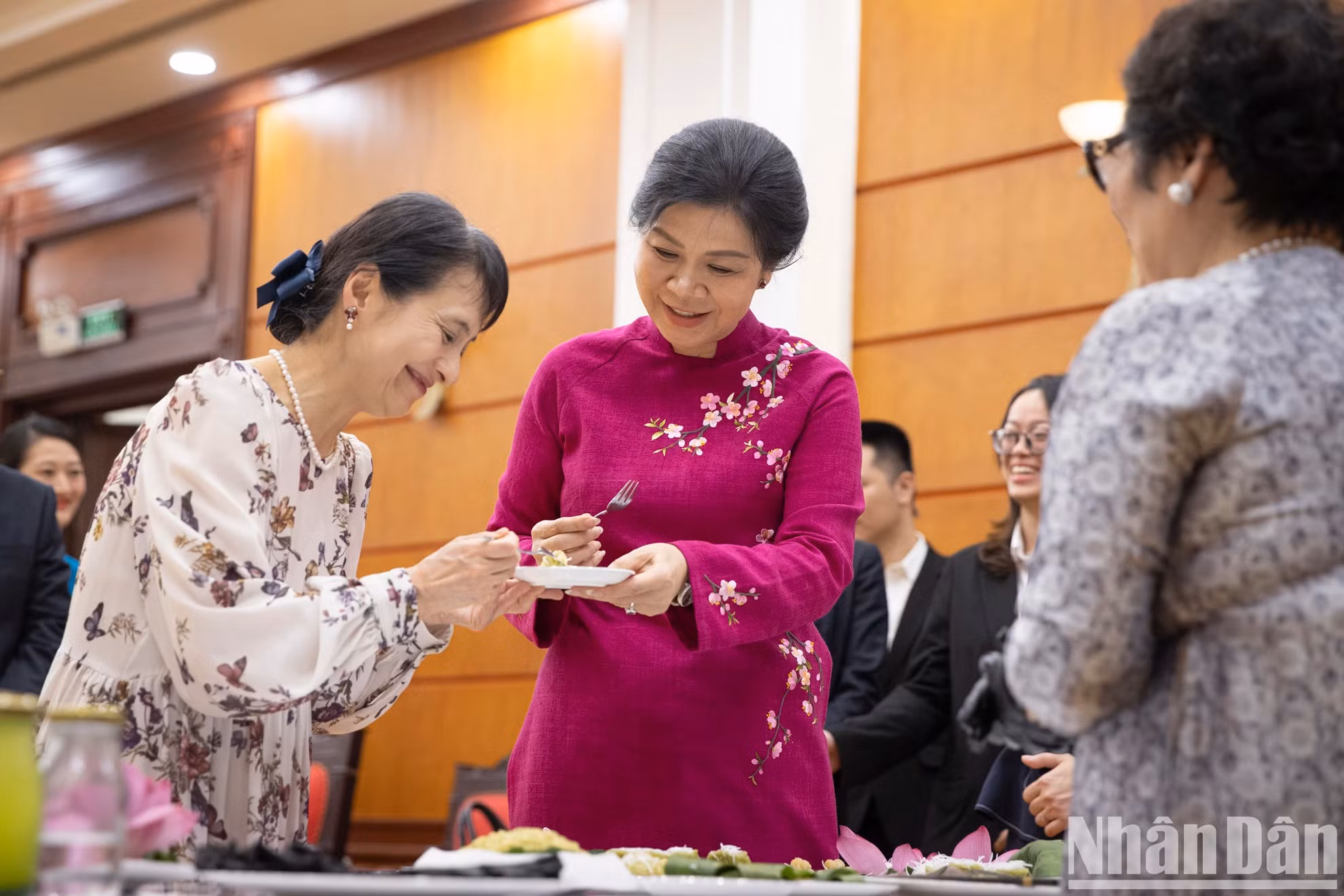 两位夫人一起品尝亲手制作的扁米饼。