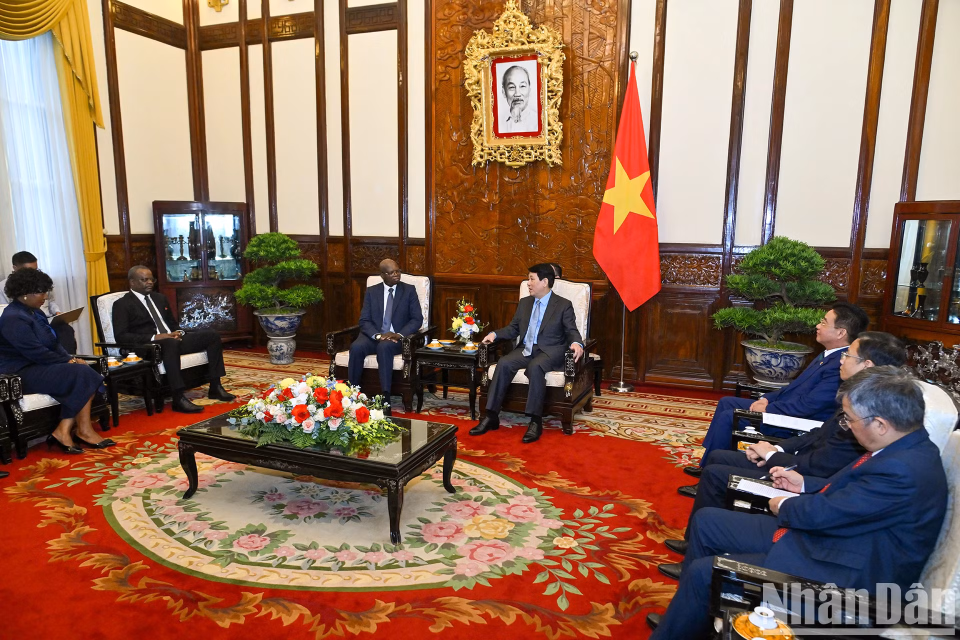 国家主席梁强会见安哥拉共和国新任驻越南大使Fernando Miguel。 国家主席梁强会见安哥拉共和国新任驻越南大使Fernando Miguel。