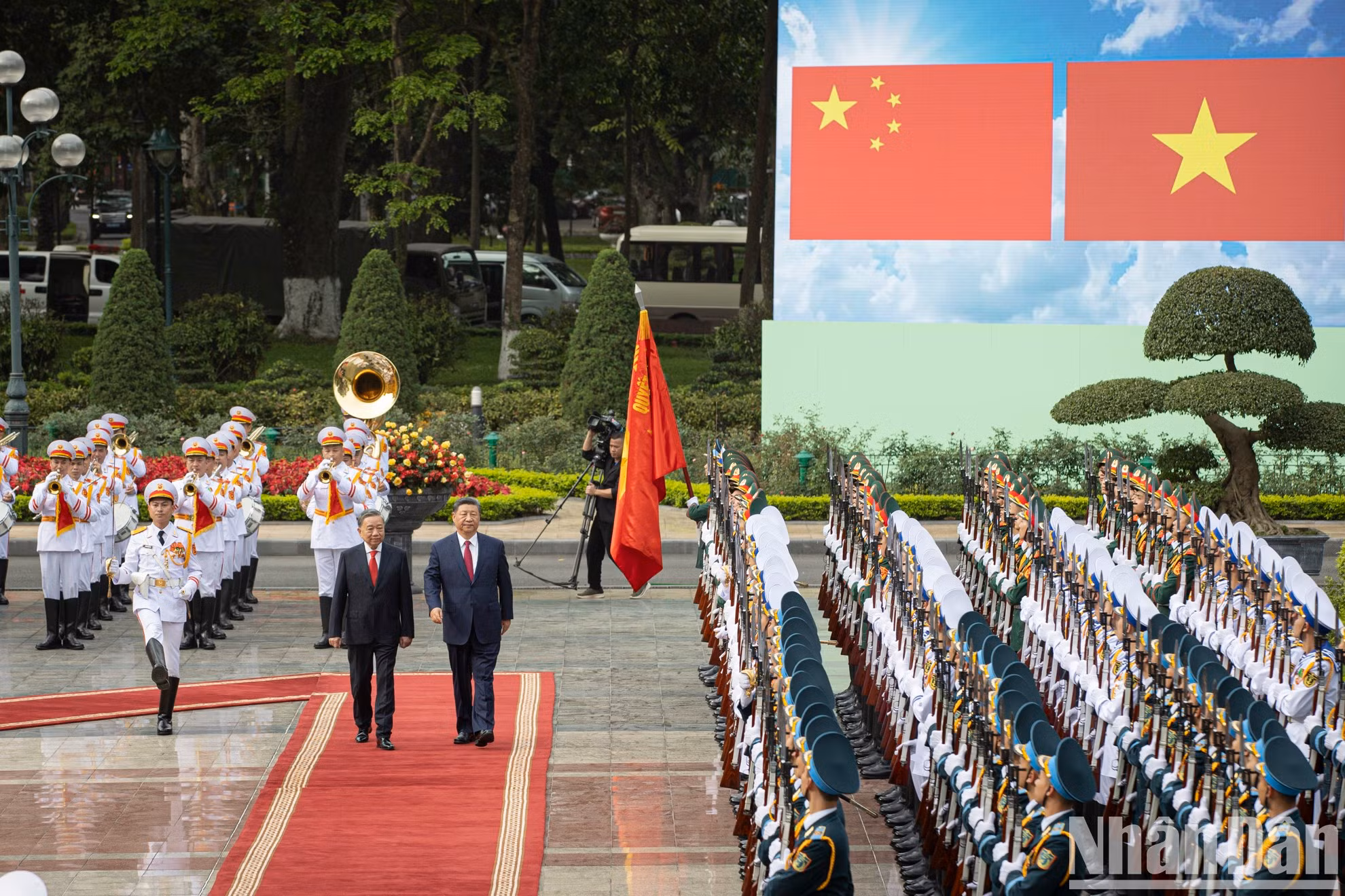 越共中央总书记苏林和中共中央总书记、中国国家主席习近平共同检阅越南人民军仪仗队。