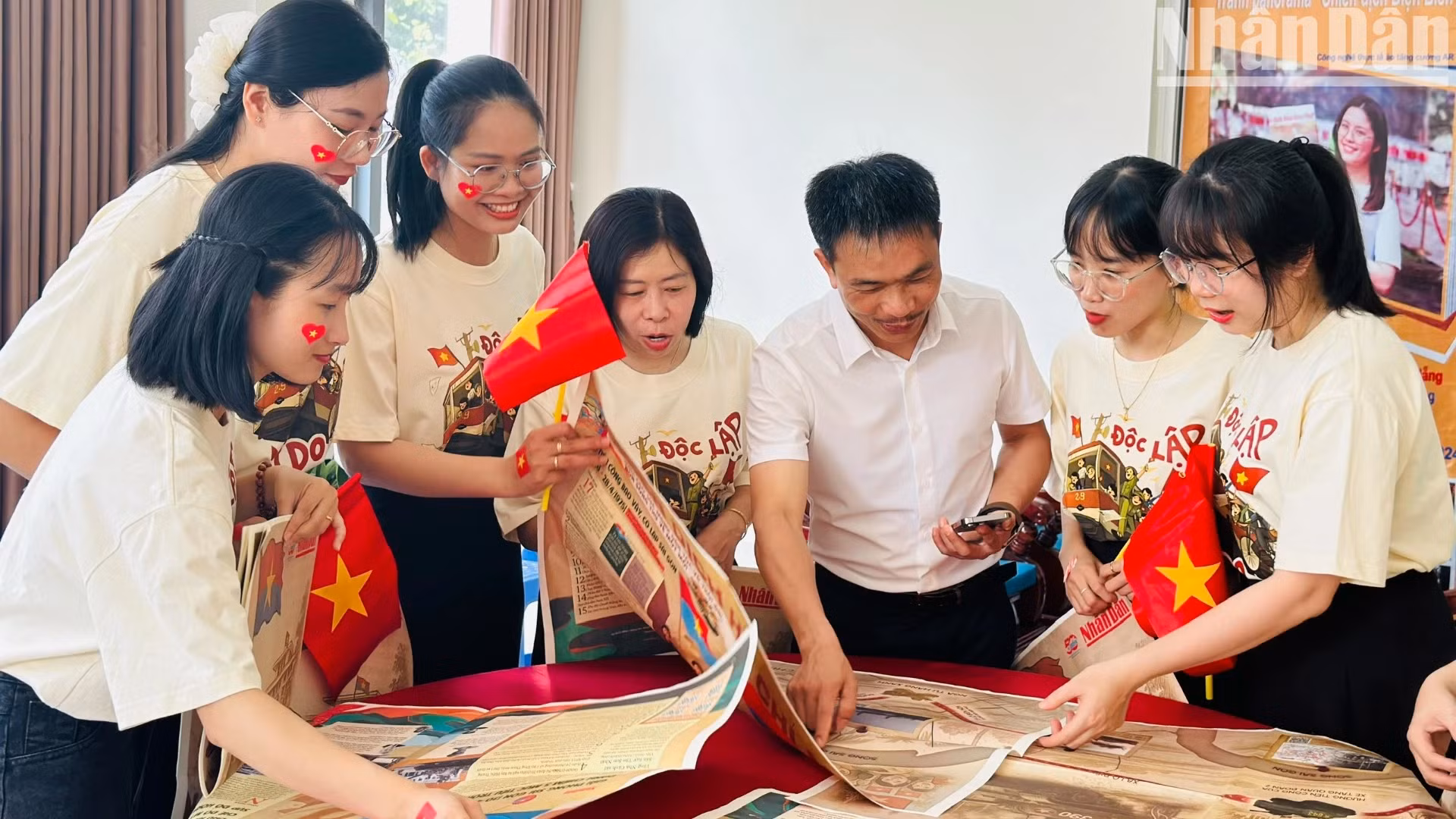 市民正在了解《人民报》特别副刊。