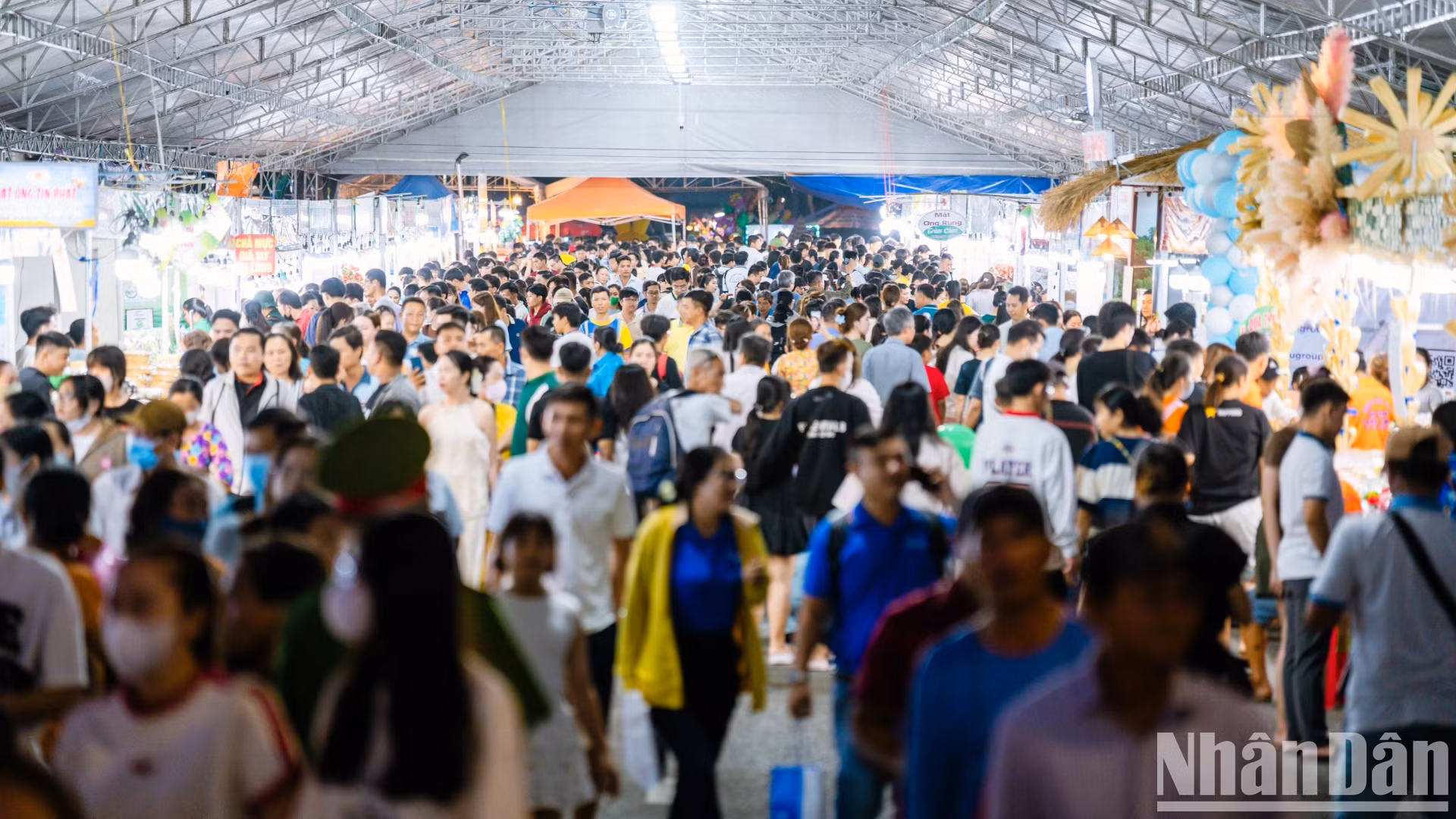 节日吸引了数十万游客前来芹苴市参观和游玩。