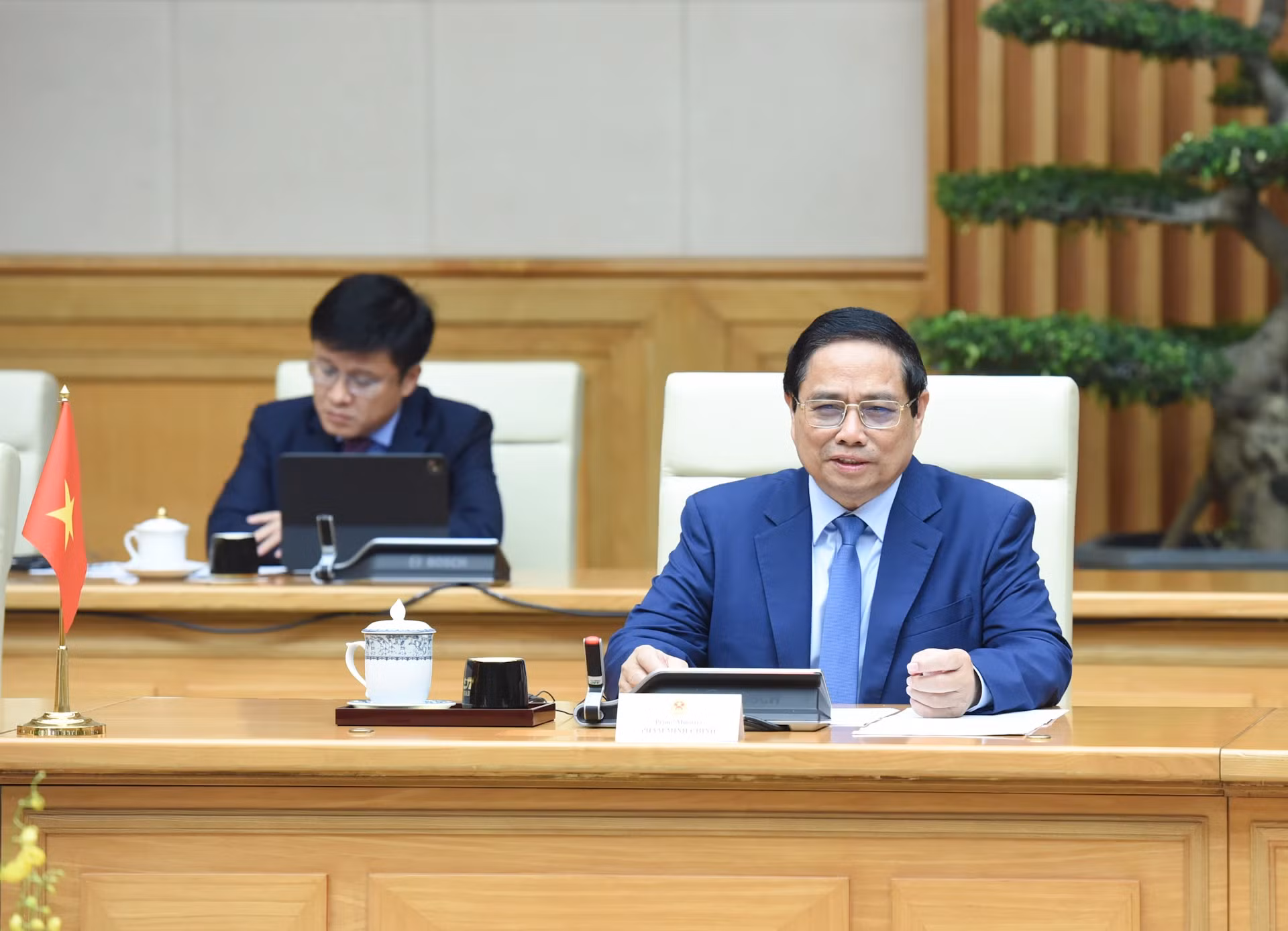 政府总理范明正在会见中致辞。
