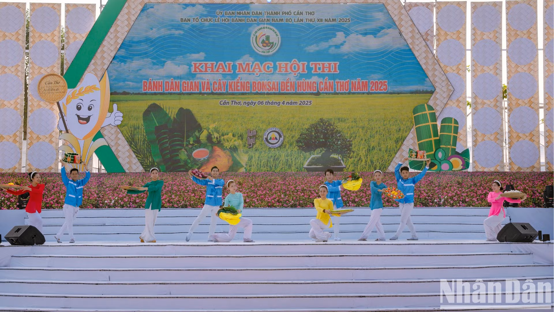 在雄王祭祖期间，芹苴市举行了2025年第十二届南部民间糕饼节开幕式。
