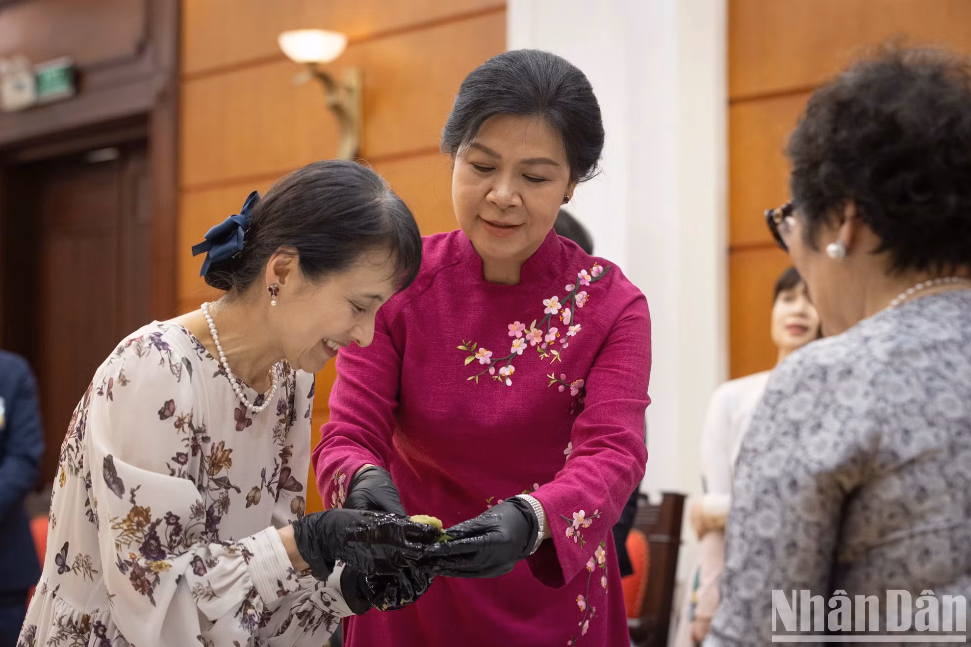 越共中央总书记苏林的夫人吴芳璃和日本首相石破茂的夫人石破佳子共同制作扁米饼。