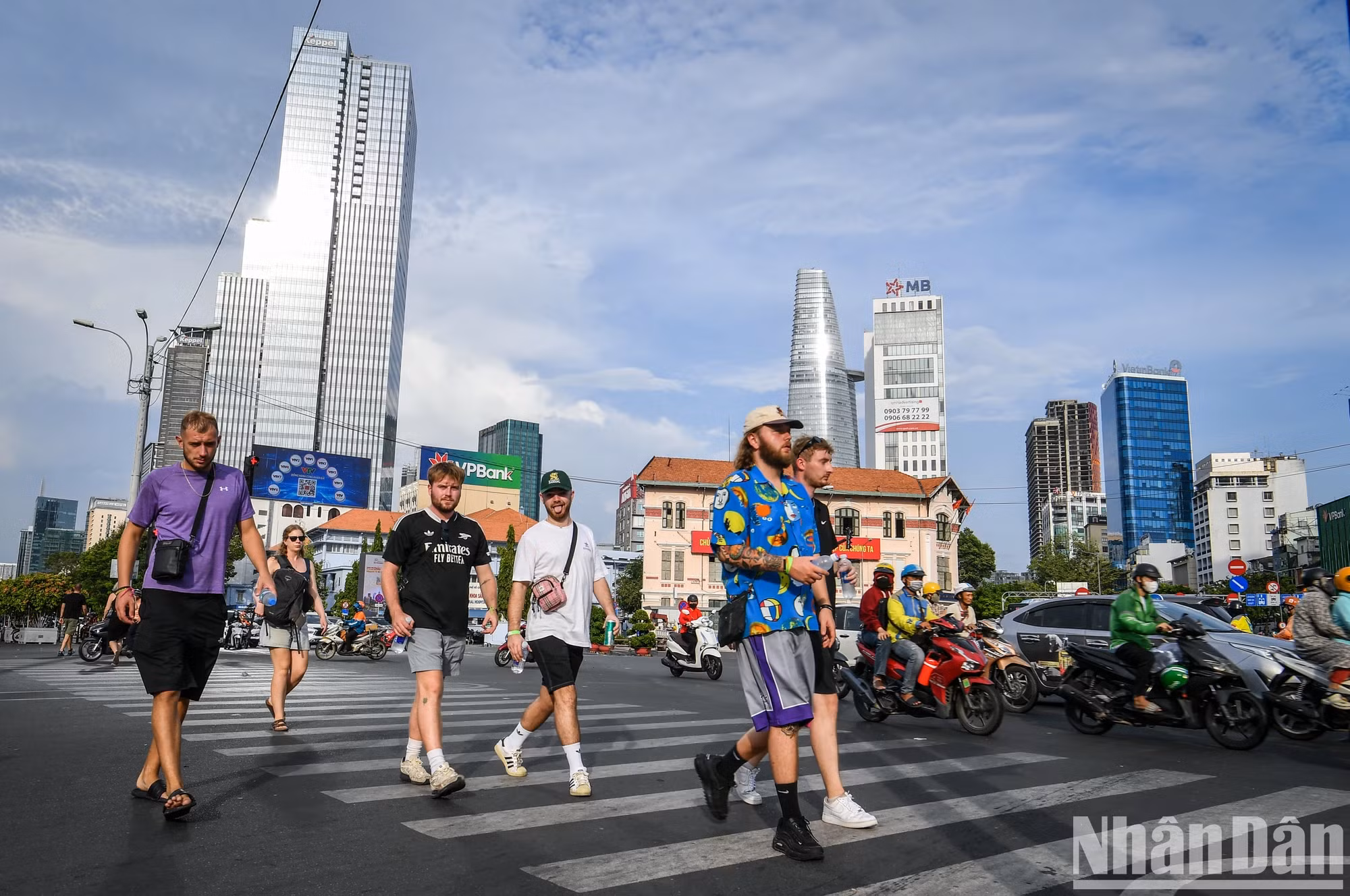 关于旅游方面，胡志明市力争成为亚洲首选旅游目的地，并以“开放、年轻、充满活力、充满激情、面向未来”的城市形象展现自我。