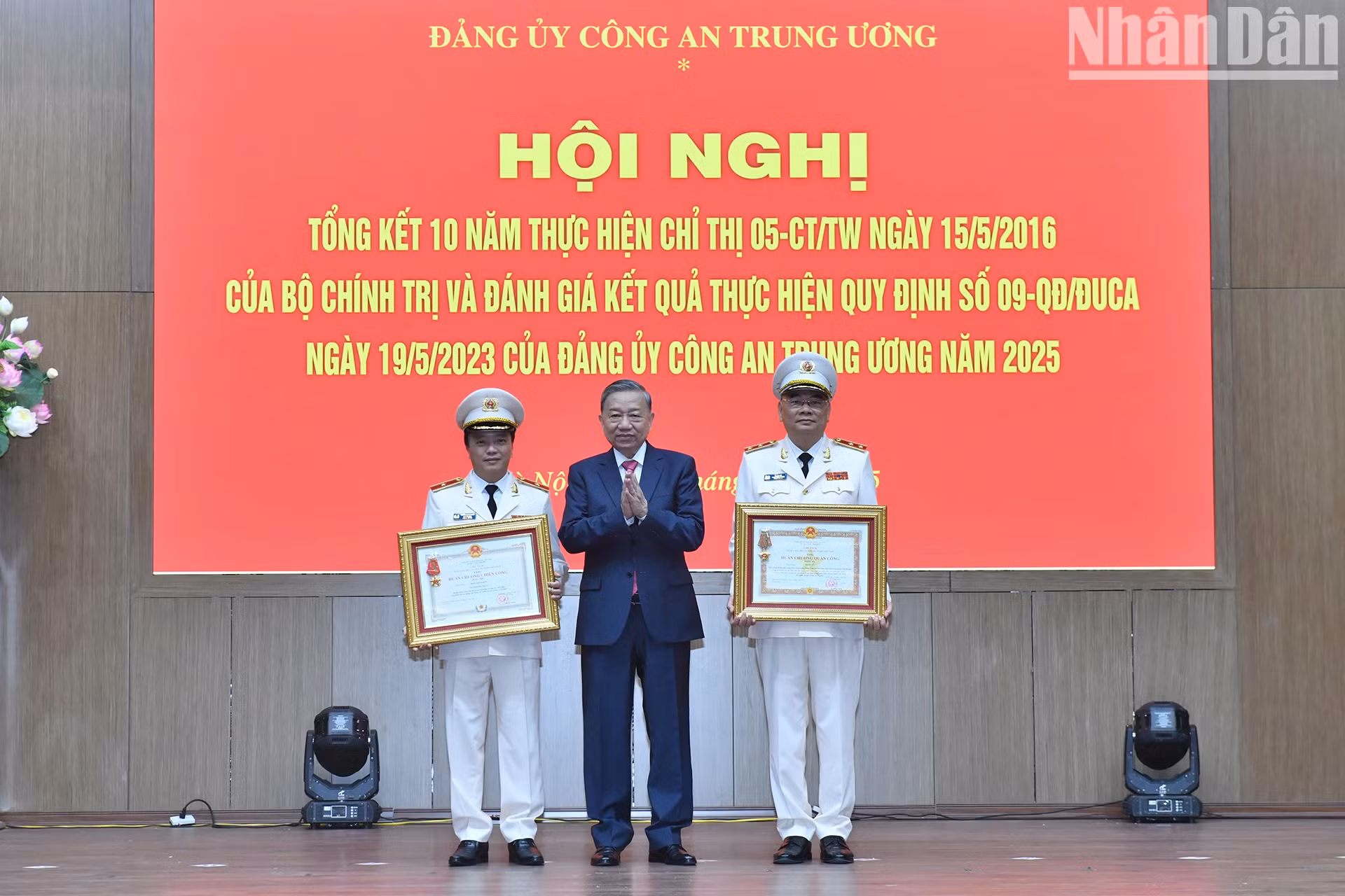 苏林总书记向苏恩苏中将授予三等军功勋章，向邓鸿德少将授予二等战功勋章。