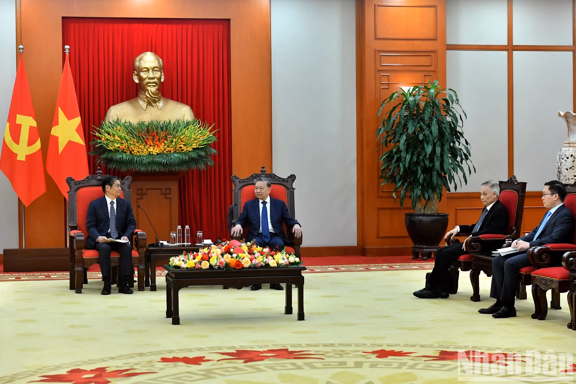 越共中央总书记苏林会见日本驻越南大使伊藤直树。
