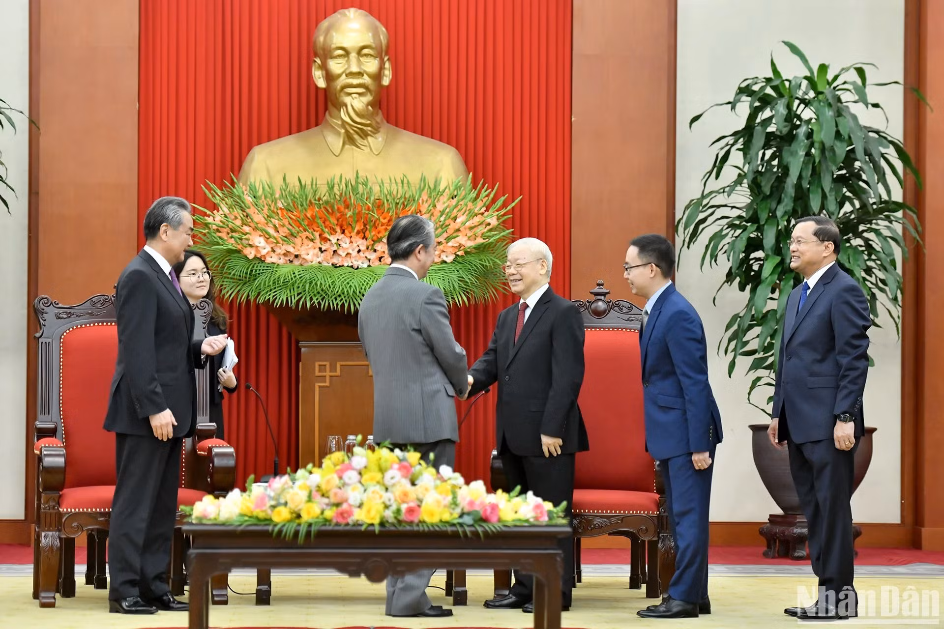 阮富仲总书记向中方代表问候。