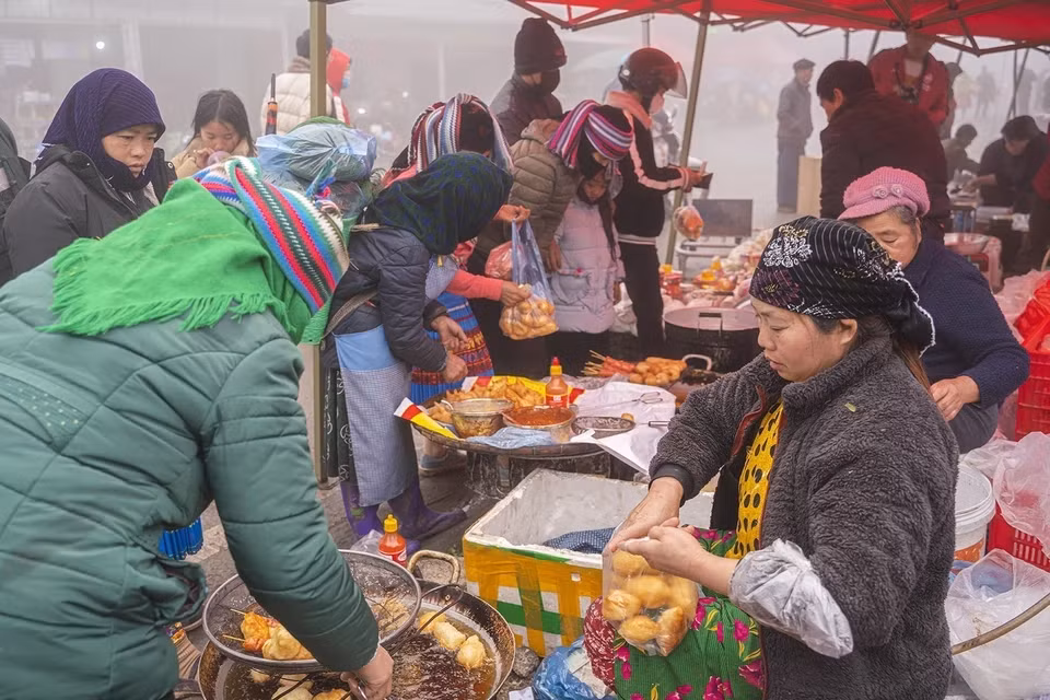 庯告集市每周举办一次，但每周顺延一天，因此其还被称为“庯告顺延集市”。这是河江省同文岩石高原为数不多的独特集市之一。