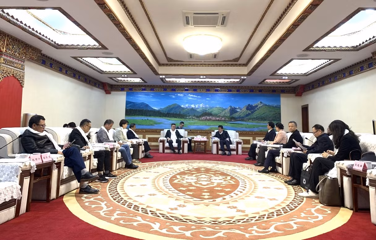 访问期间，黎国明总编辑一行赴西藏自治区了解当地经济社会发展，文化保护和新闻媒体发展等情况。图中，黎国明总编辑在西藏自治区拉萨市会见西藏自治区党委常委、宣传部部长汪海洲，西藏日报社、人民日报社西藏分社负责人。