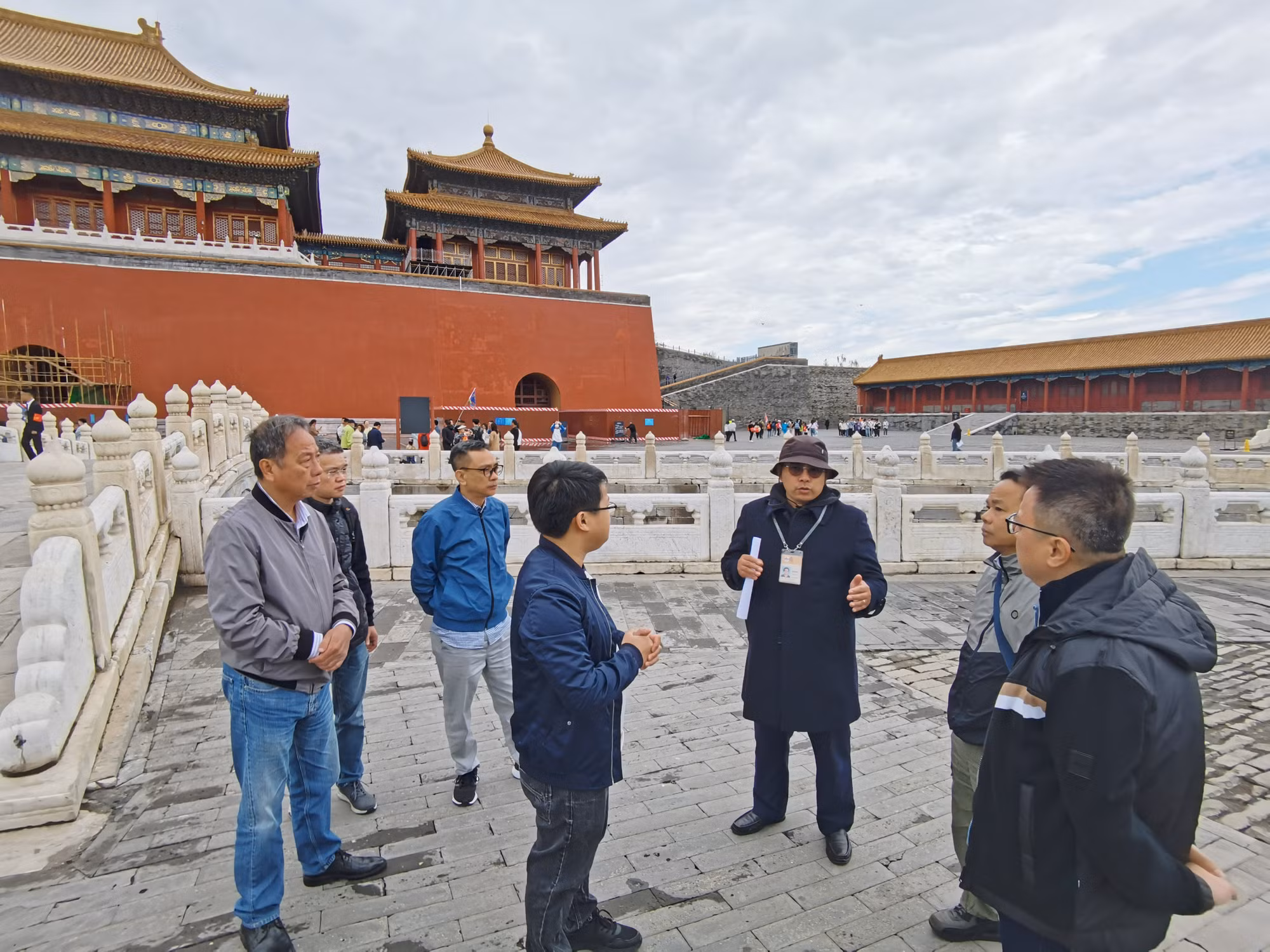访问期间，越南人民报代表团考察了北京和西藏的若干经济文化单位。图中，代表团考察故宫文物保护工作。
