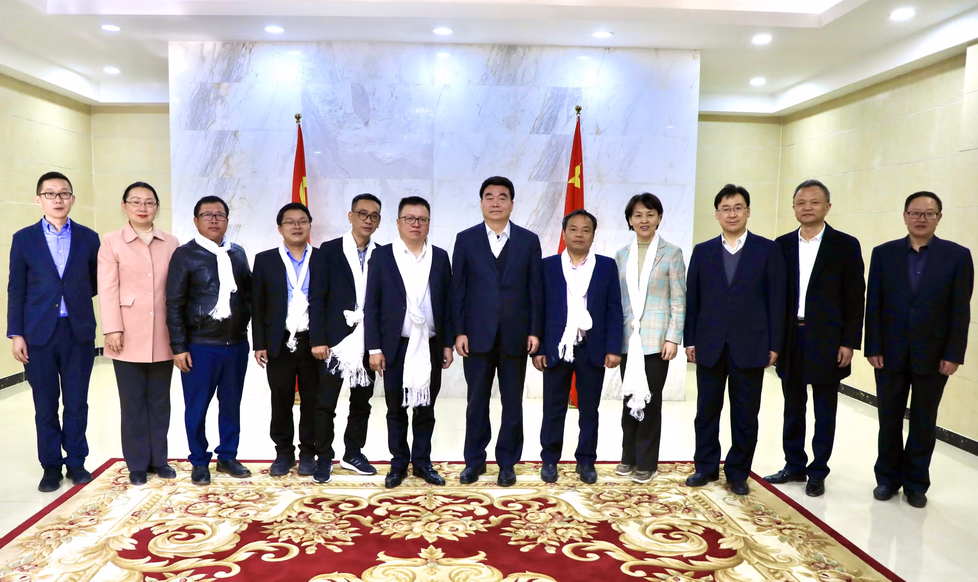 越南人民报代表团与西藏自治区领导合影。