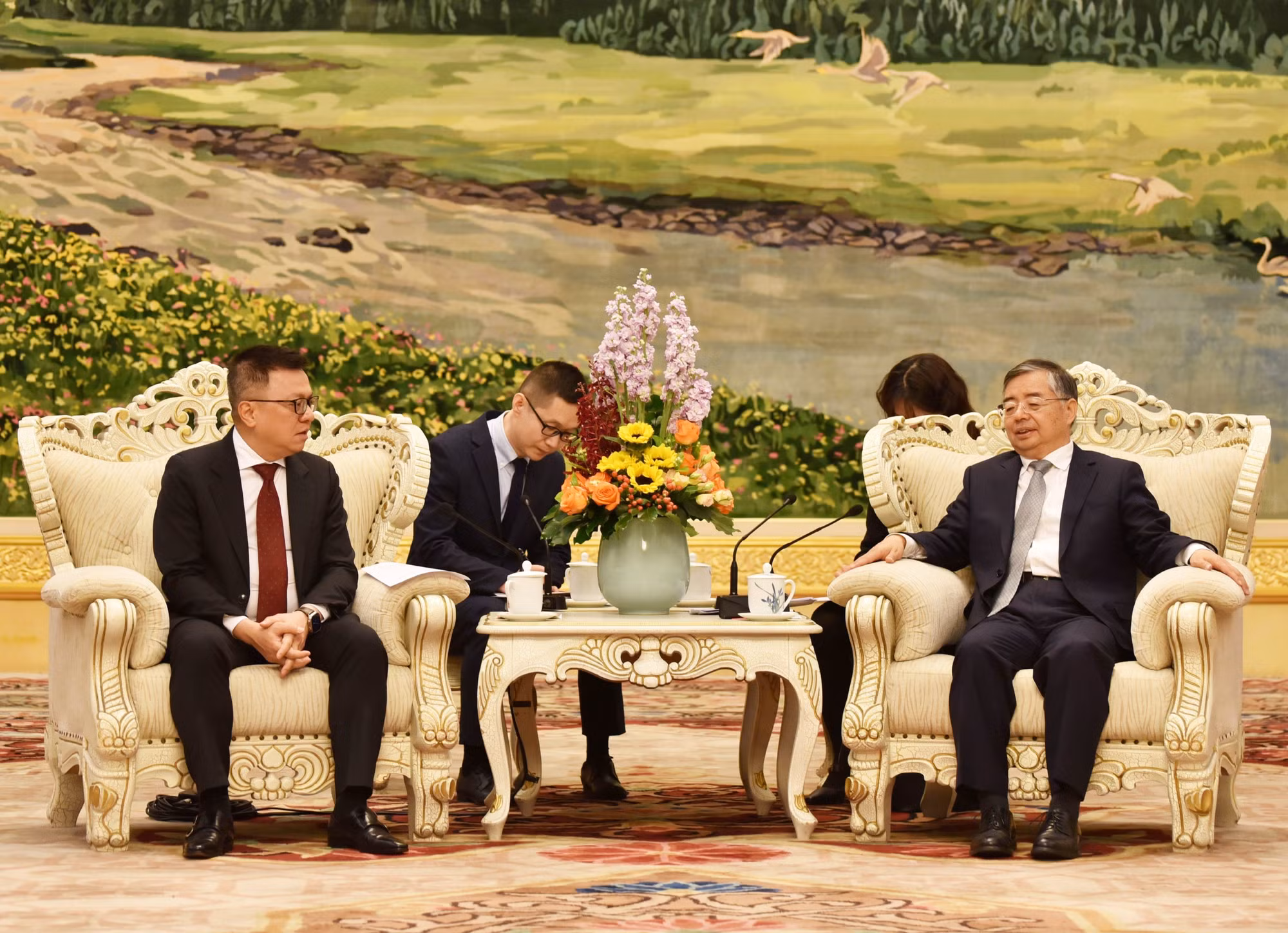 李书磊同志热烈欢迎并高度评价黎国明同志率越南人民报代表团访华对于进一步加强中越两家中央党报交流合作，增进两国友谊与互信，推动民心相通等方面的重要意义。