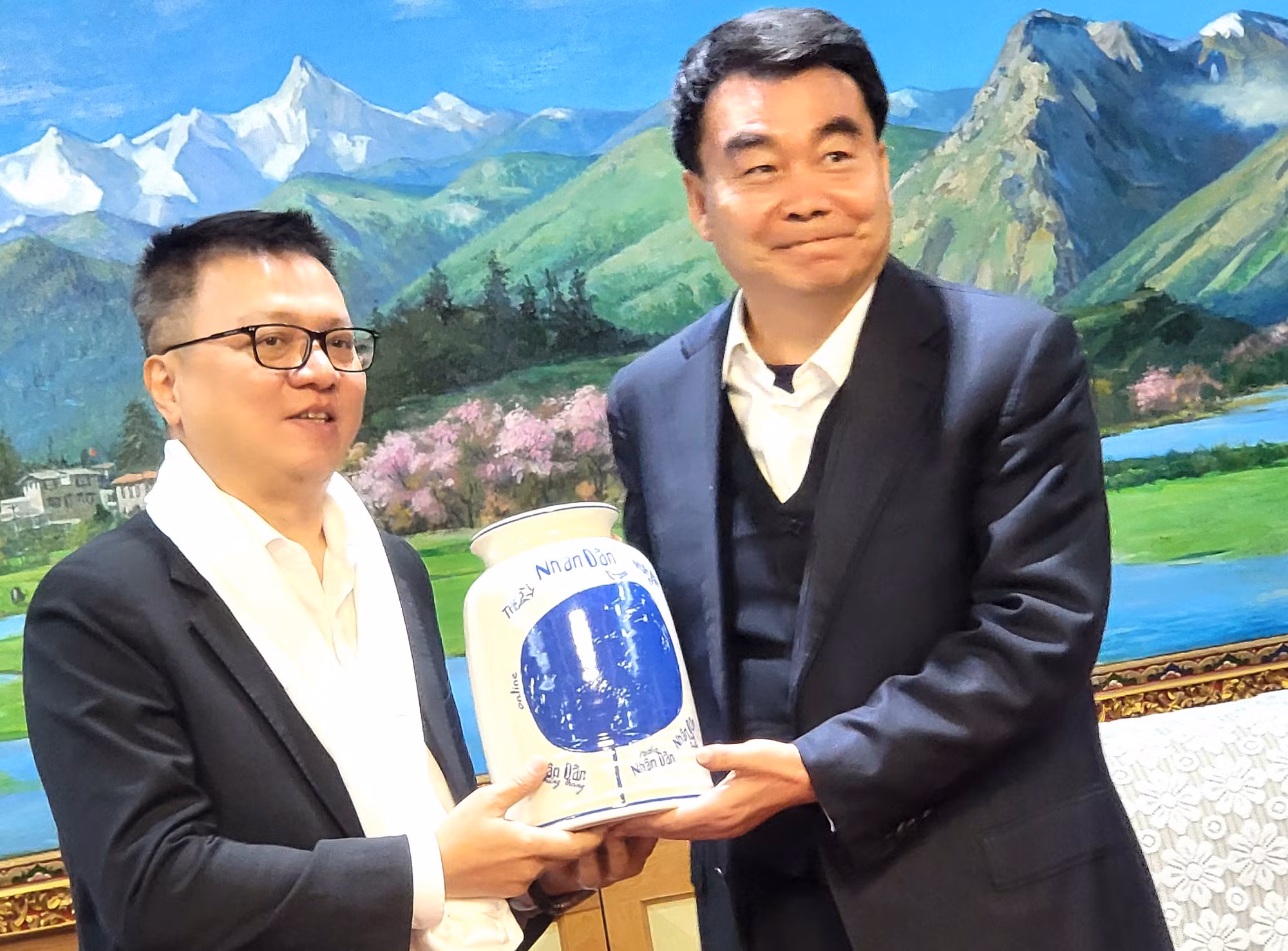 黎国明同志向汪海洲同志赠送礼品。