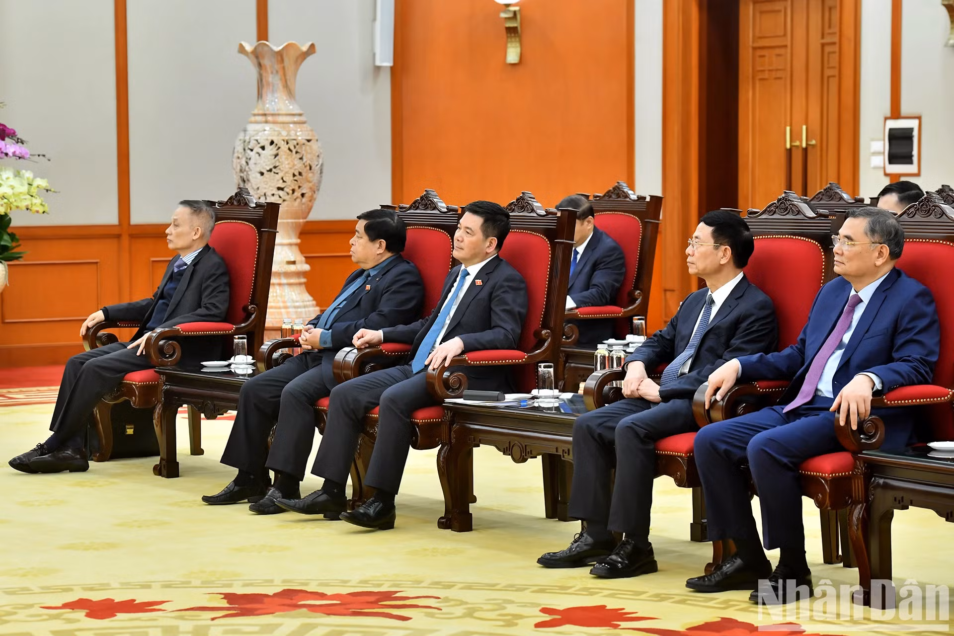 越方代表。
