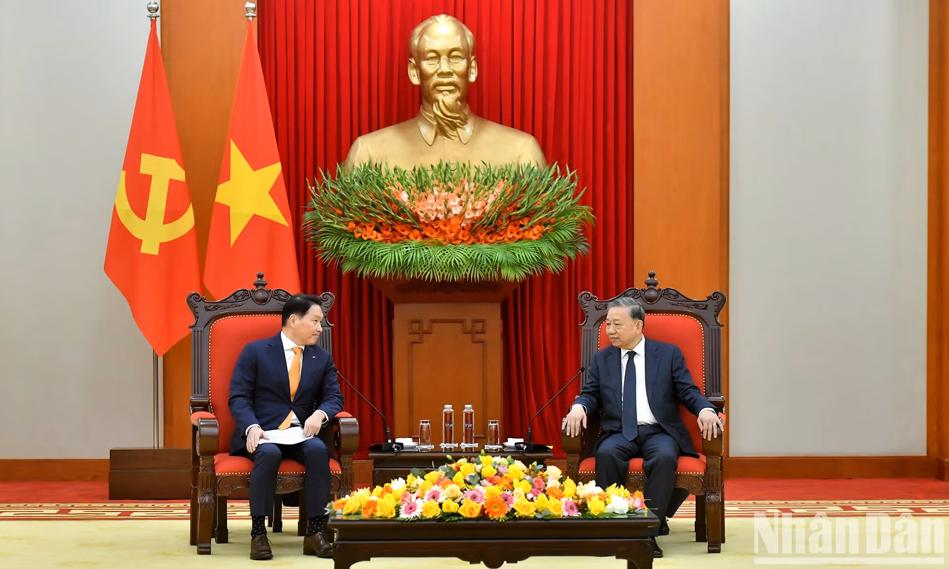 双方交谈。