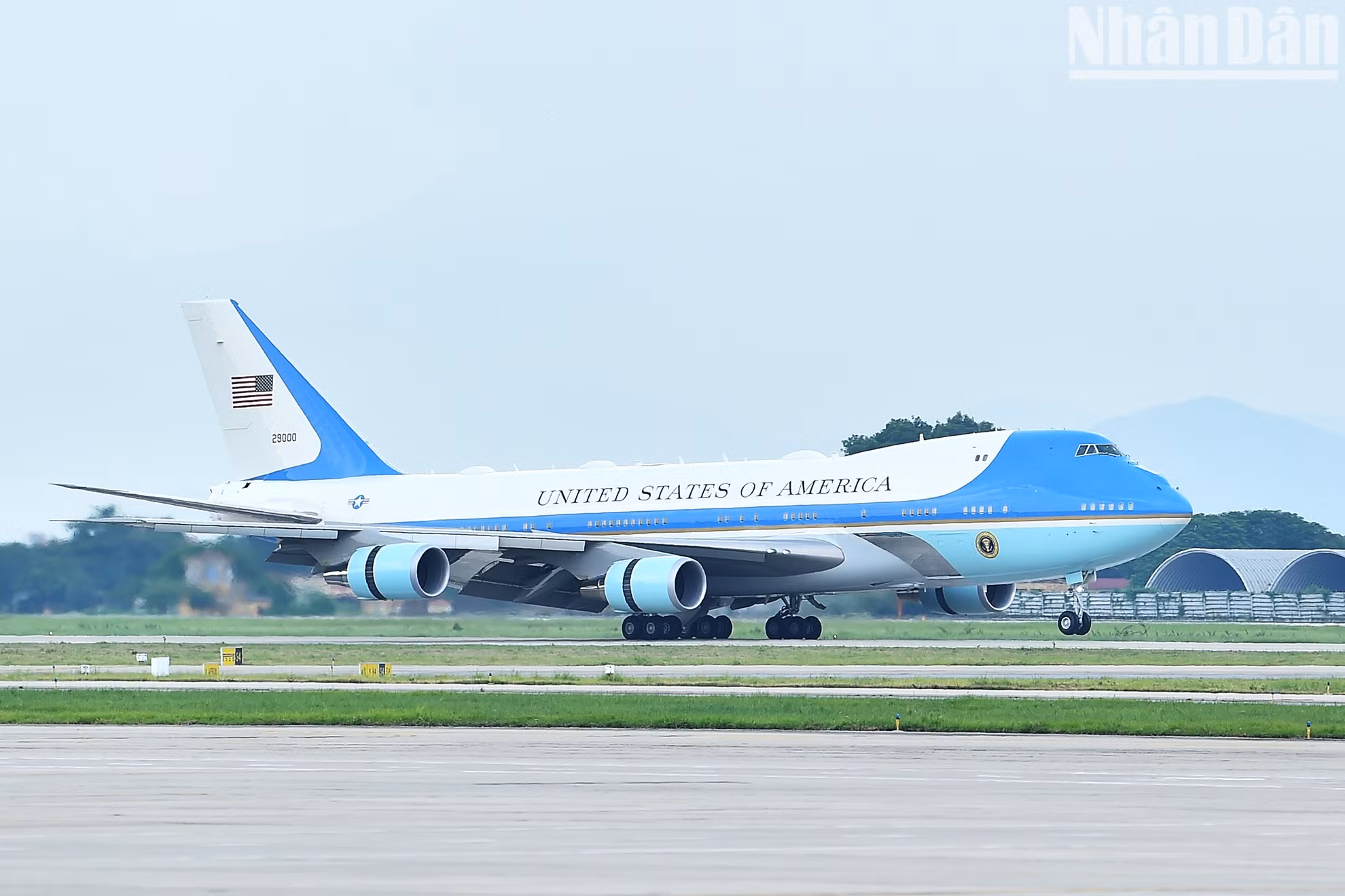 越南时间9月10日下午，美国总统乔·拜登乘坐“空军一号”专机抵达河内，开始对越南进行为期2天的国事访问。