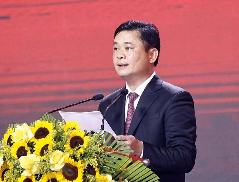 义安省委书记蔡青贵在纪念典礼上发言。