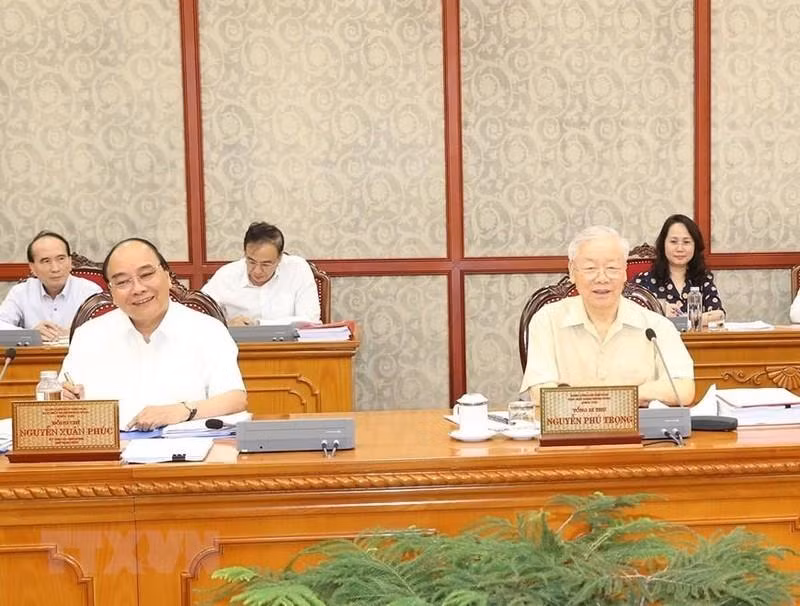 越共中央总书记阮富仲（右）和国家主席阮春福（左）出席会议。