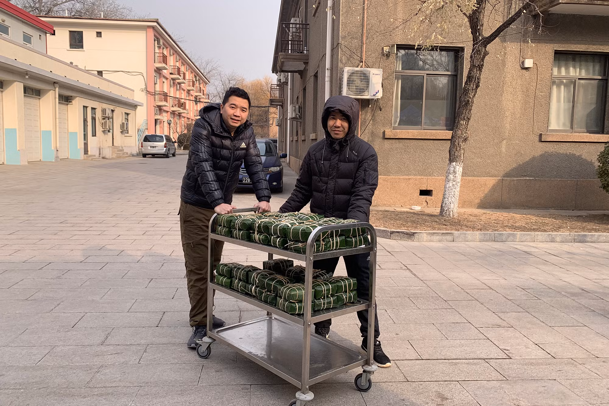 肉粽被送到熬煮区。