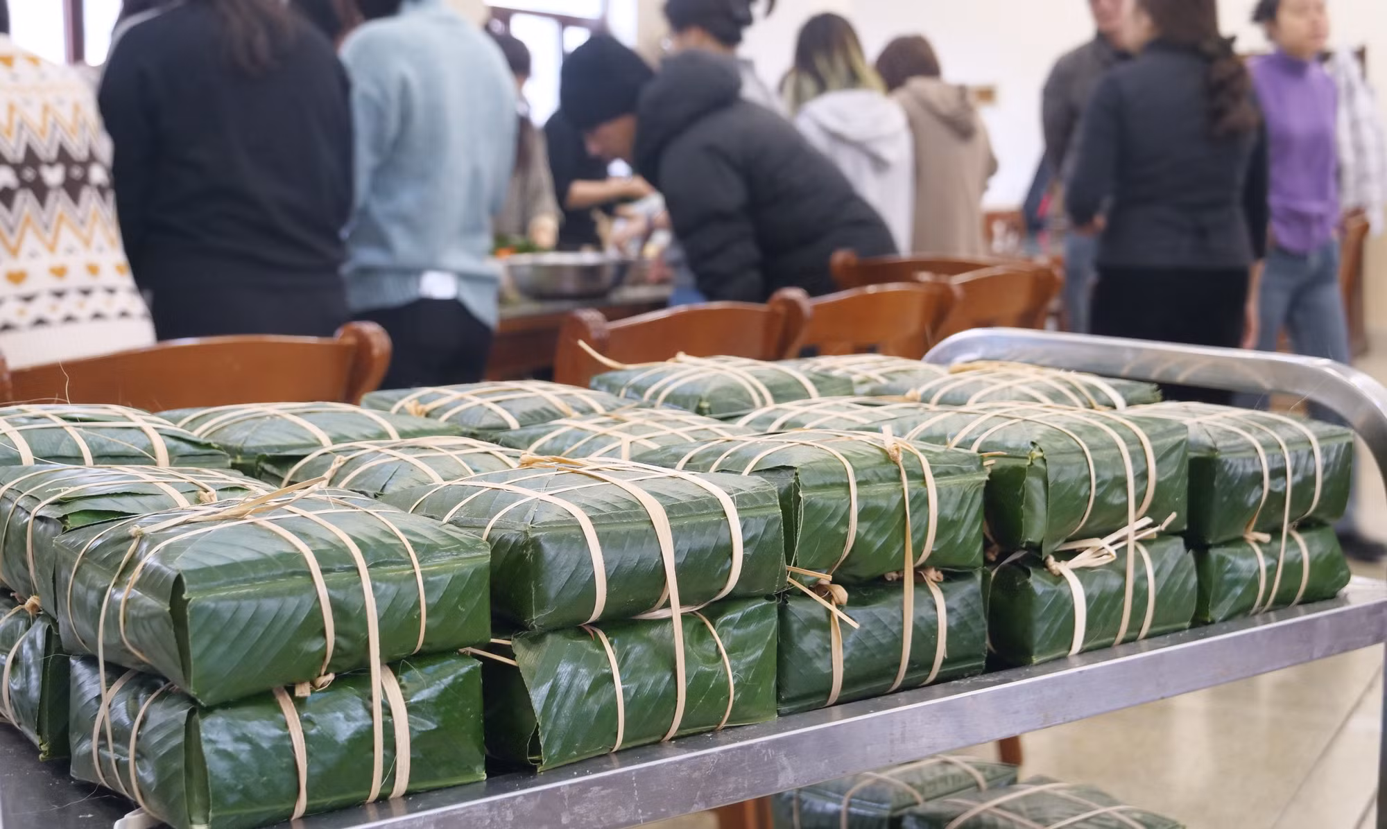 肉粽半成品等候熬煮。