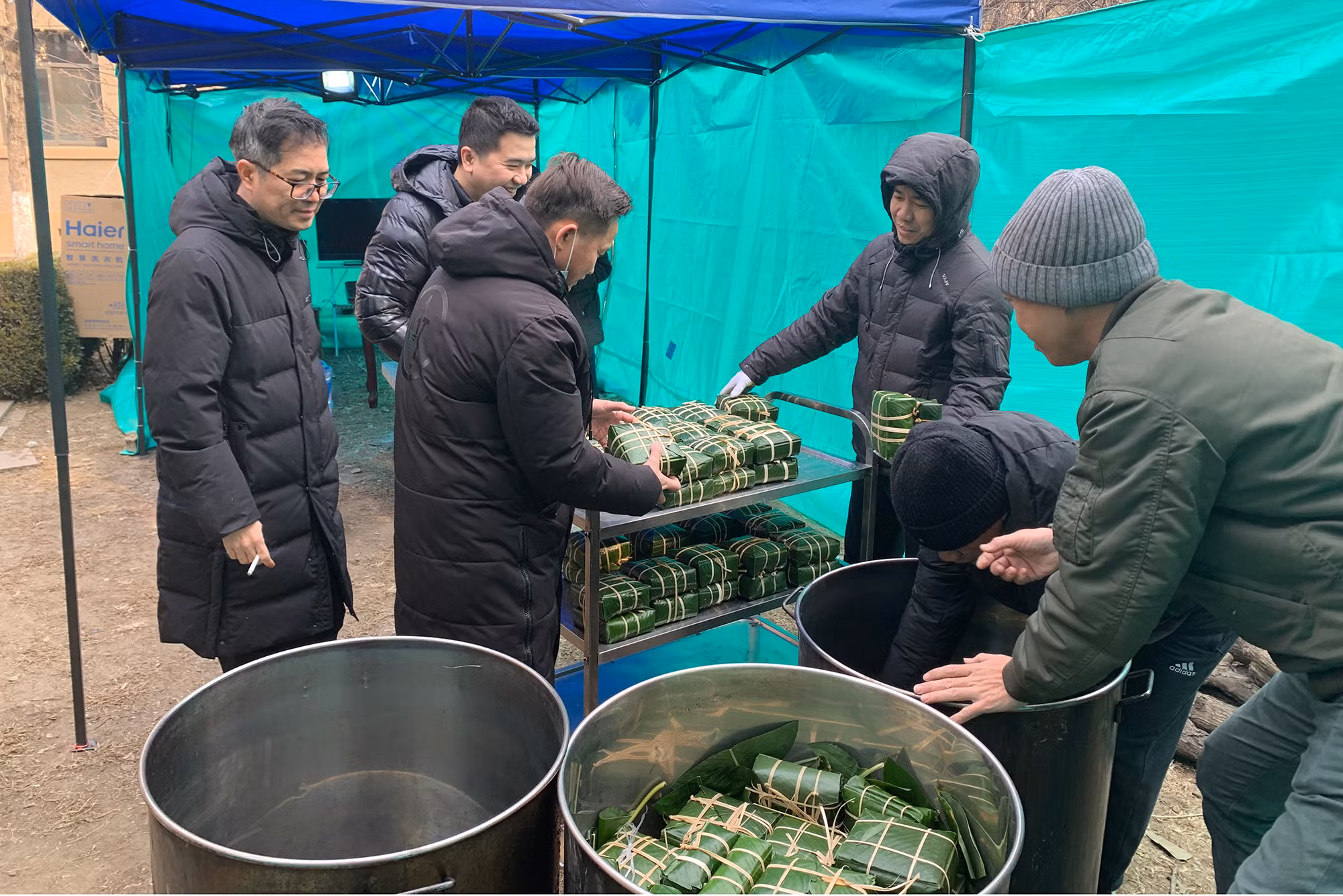 将肉粽放在大锅里。