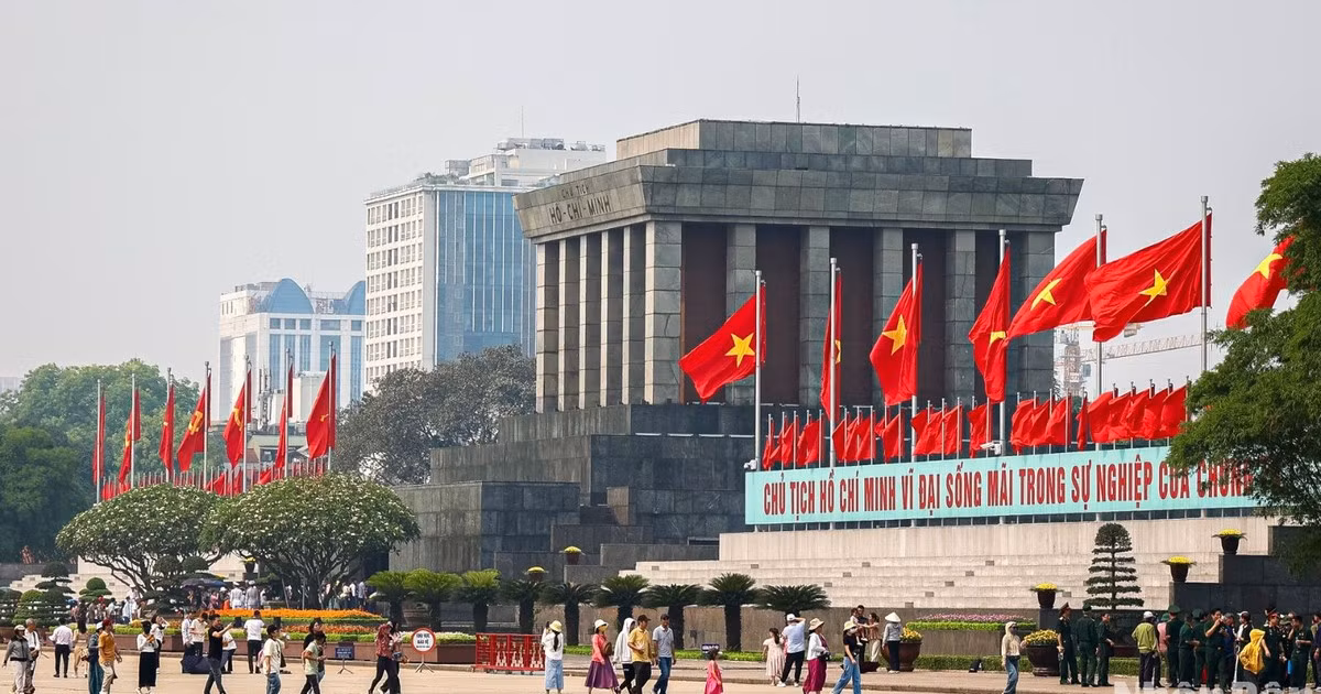 河内红旗飘扬 喜迎南方解放和国家统一49周年【组图】