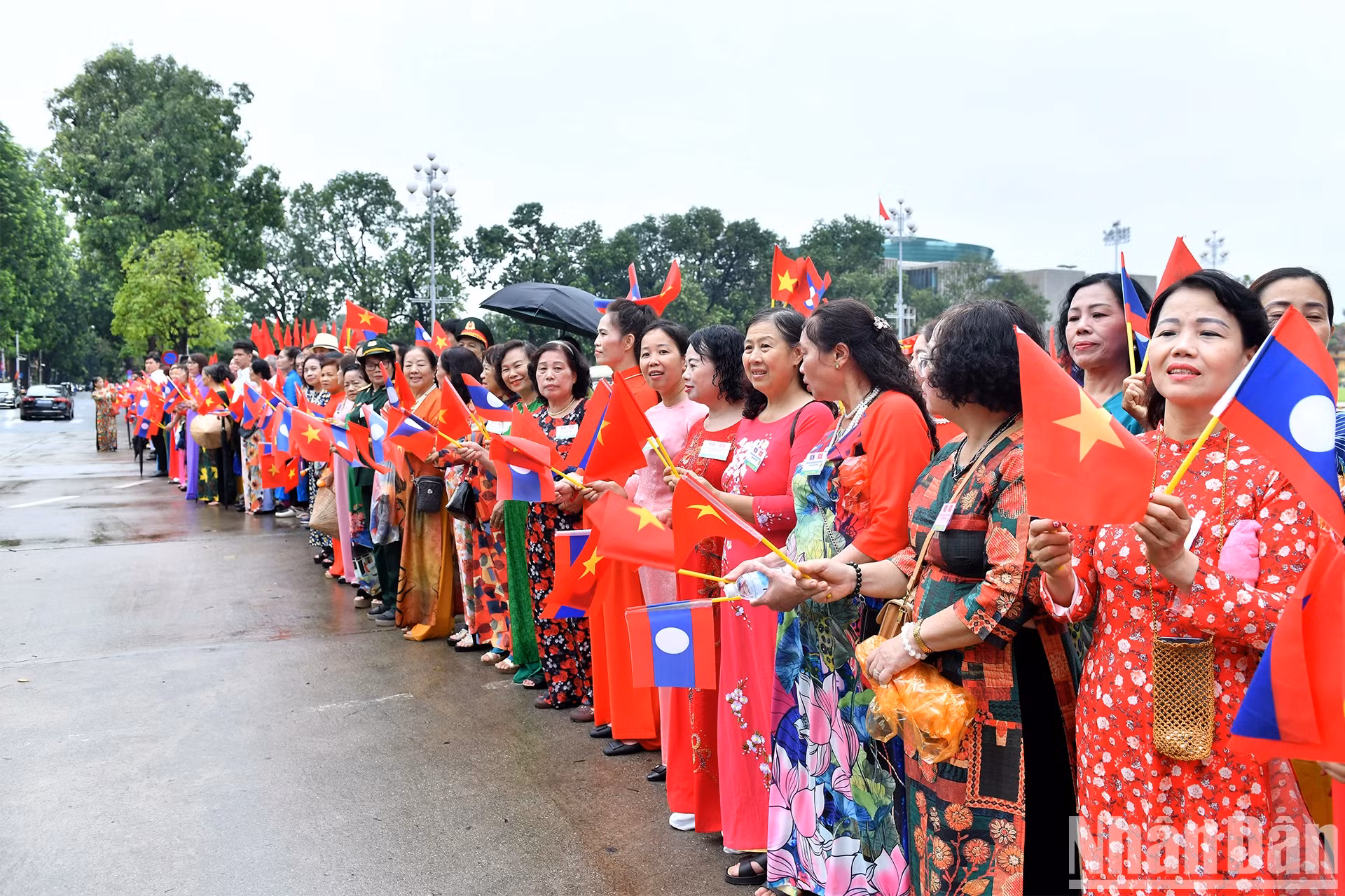 许多河内首都人民前来欢迎通伦·西苏里总书记、国家主席。