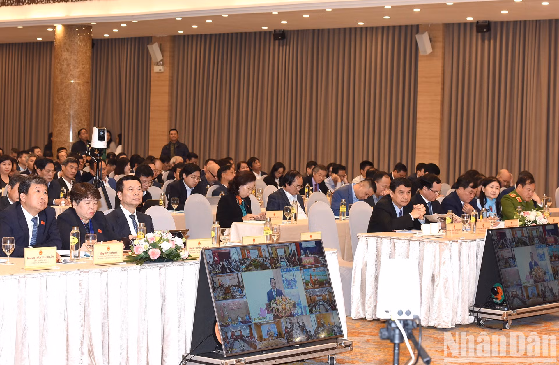 各部委行业领导代表出席会议。 各部委行业领导代表出席会议。