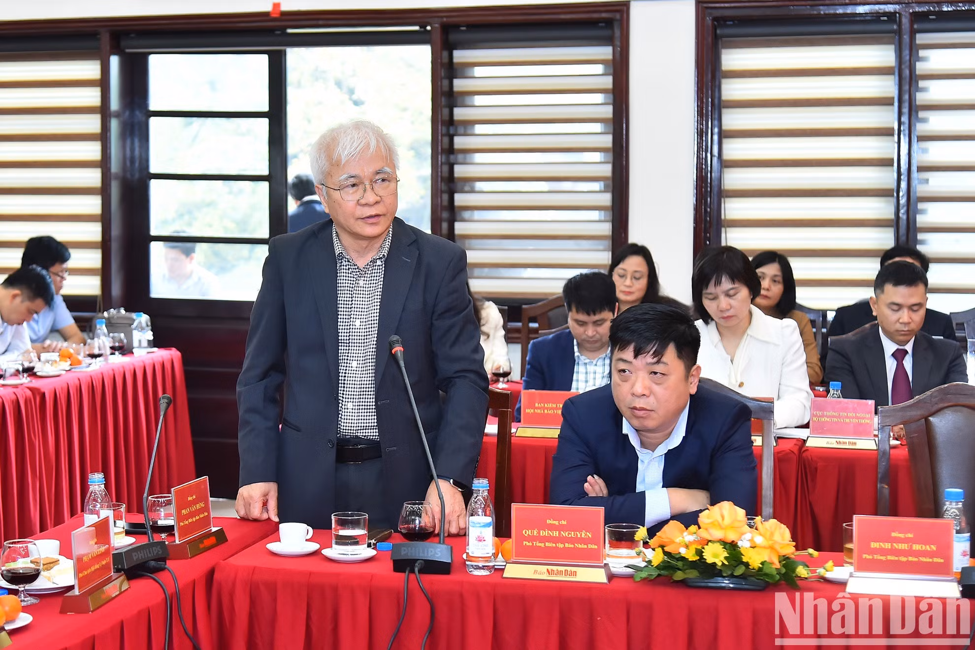 《越南经济杂志》社总编辑楮文林在会上发表讲话。 《越南经济杂志》社总编辑楮文林在会上发表讲话。