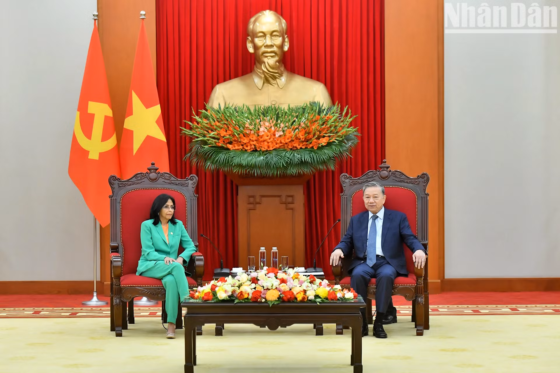 越共中央总书记苏林会见委内瑞拉执行副总统德尔西·罗德里格斯。