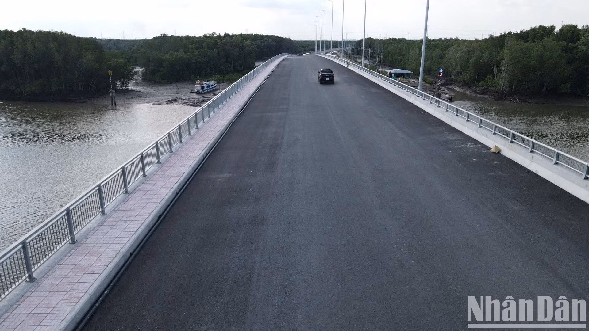 该道路已经完成了沥青铺设，准备投入使用。
