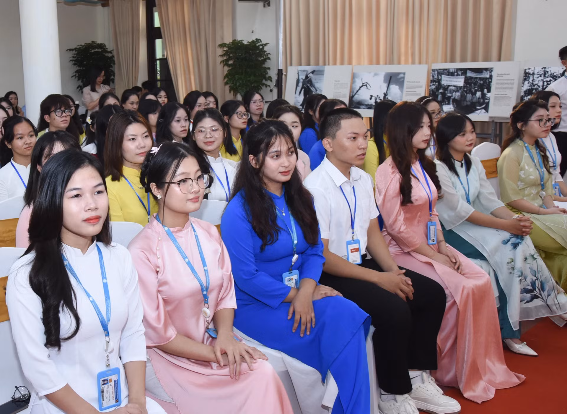 越南妇女学院的学生出席见面会。