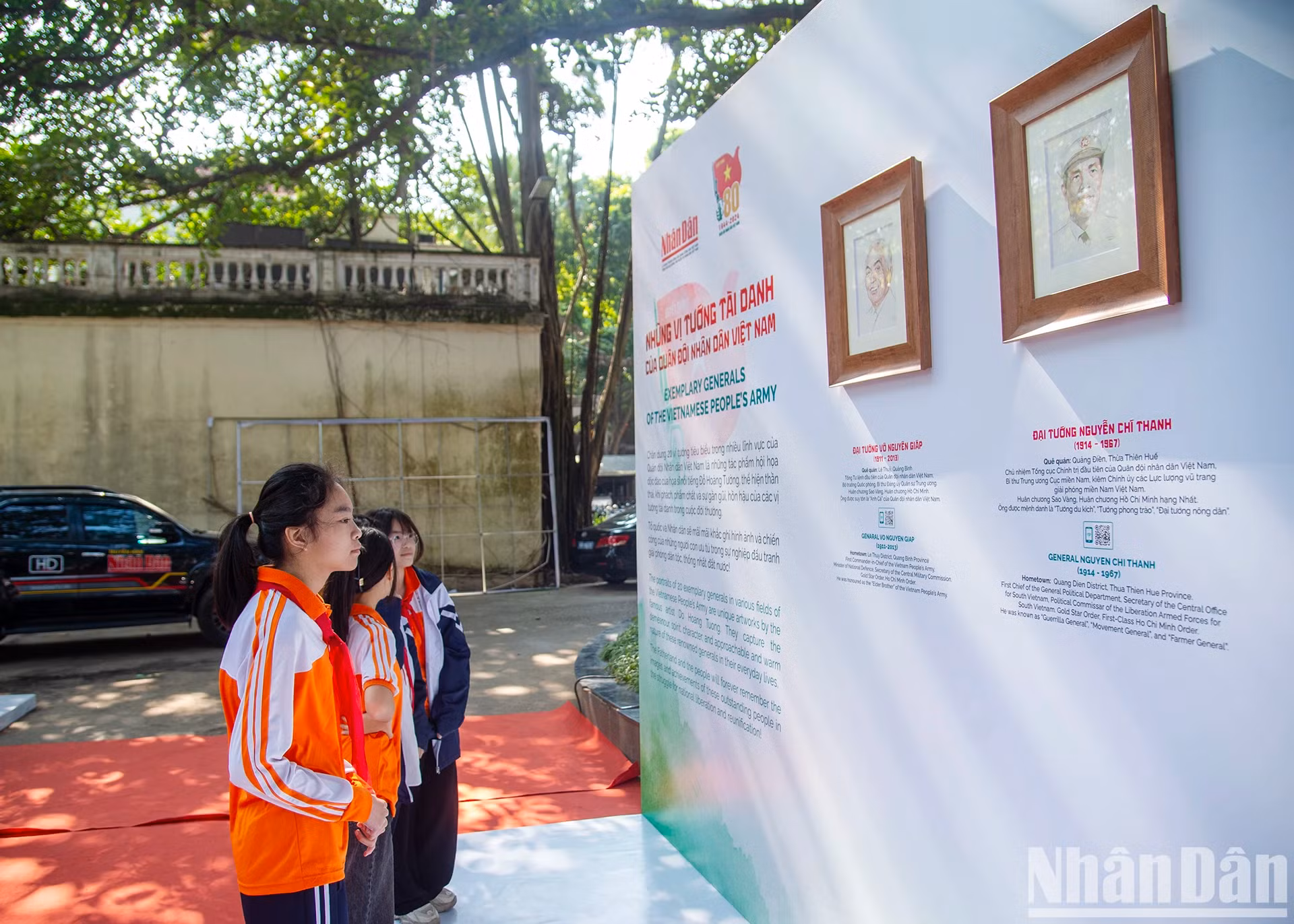 还剑初中学校的学生在互动展中了解越南人民军的才华横溢的将领。
