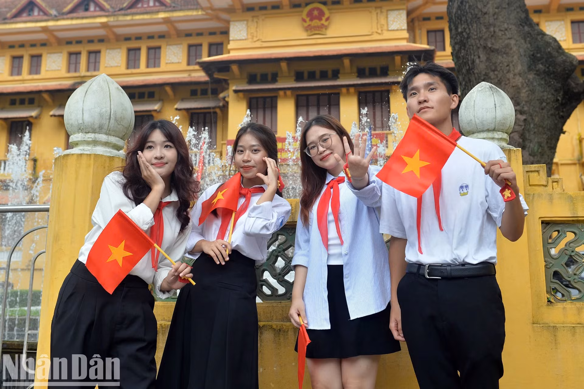 近期,外交部总部也是年轻人经常去拍照喜迎国庆的地方之一。 近期,外交部总部也是年轻人经常去拍照喜迎国庆的地方之一。