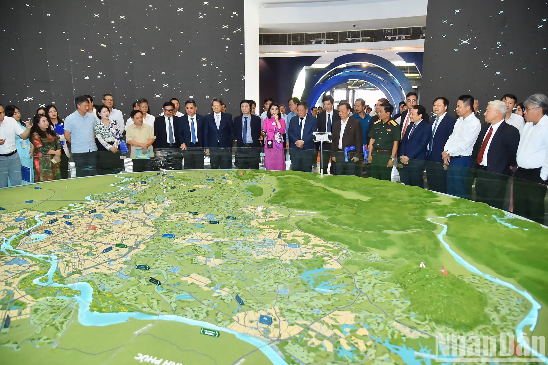 各位代表在展会上听取了河内首都至2045年总体规划调整和2065年愿景的介绍。