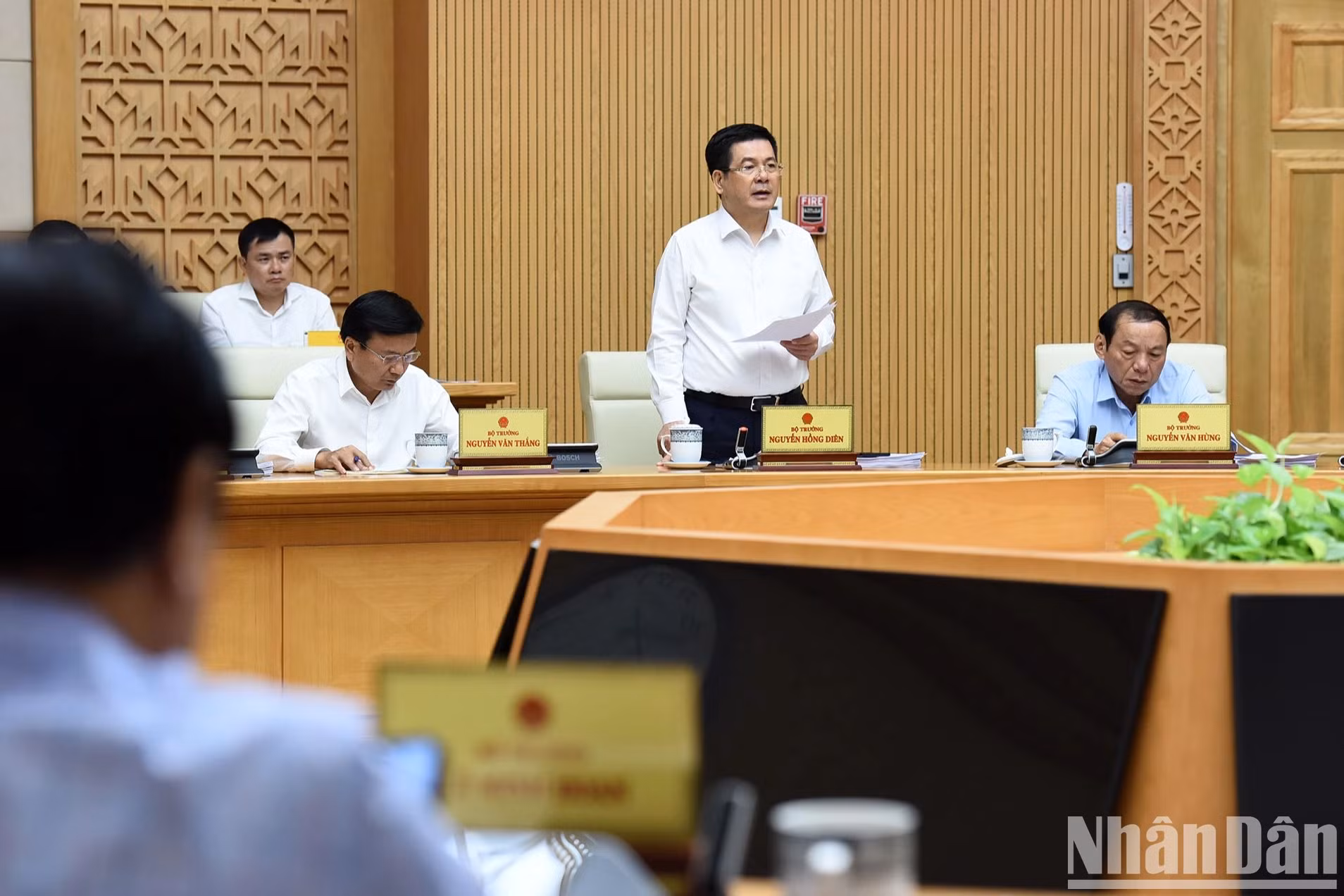 越南工贸部部长阮鸿延在会上发表讲话。