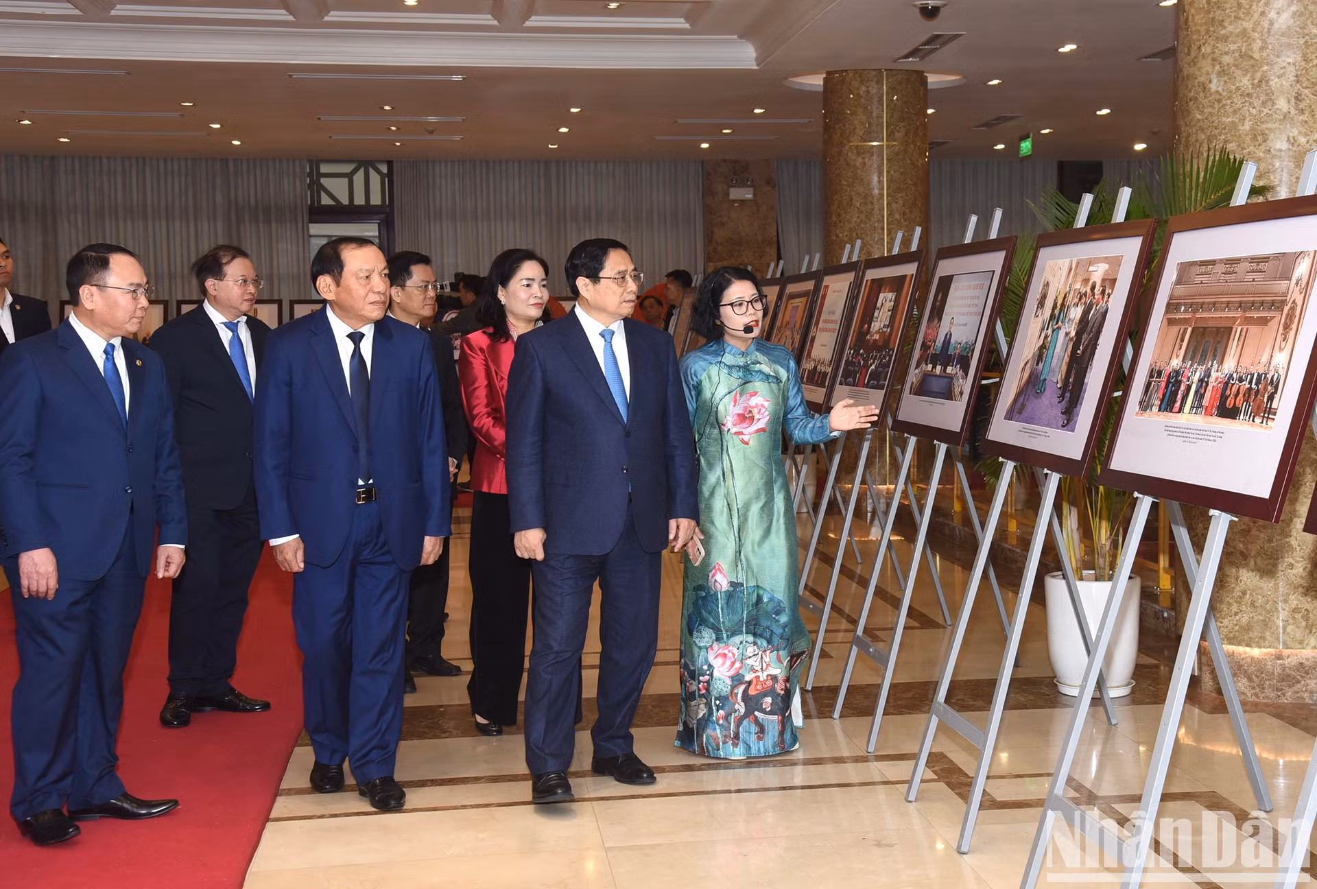 范明正总理参观文化体育与旅游活动图片展。 范明正总理参观文化体育与旅游活动图片展。