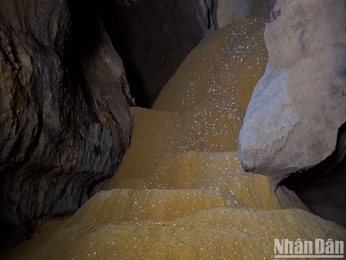 洞内的小道仿佛通往仙境，带有人形的金色钟乳石，非常引人注目并且充满神秘感。