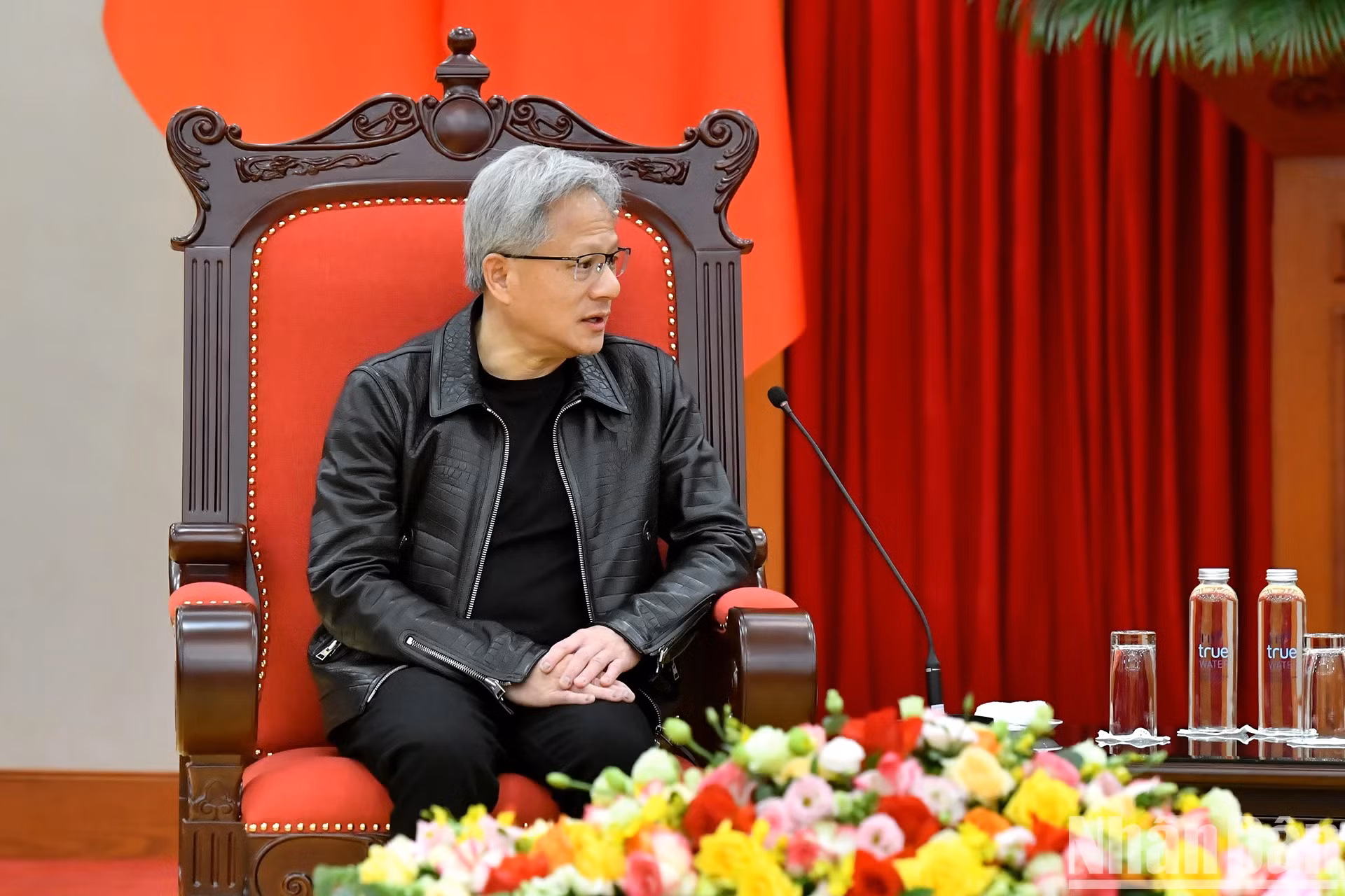 英伟达创始人兼首席执行官黄仁勋在会上发表讲话。