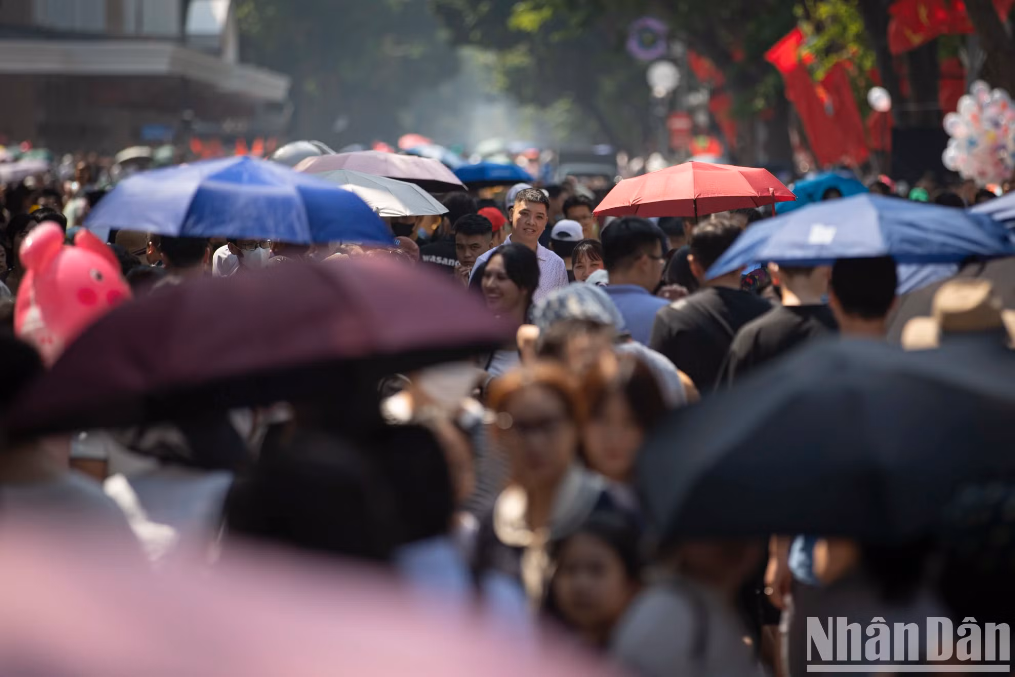临近中午，还剑湖步行街的人流也越来越拥挤。