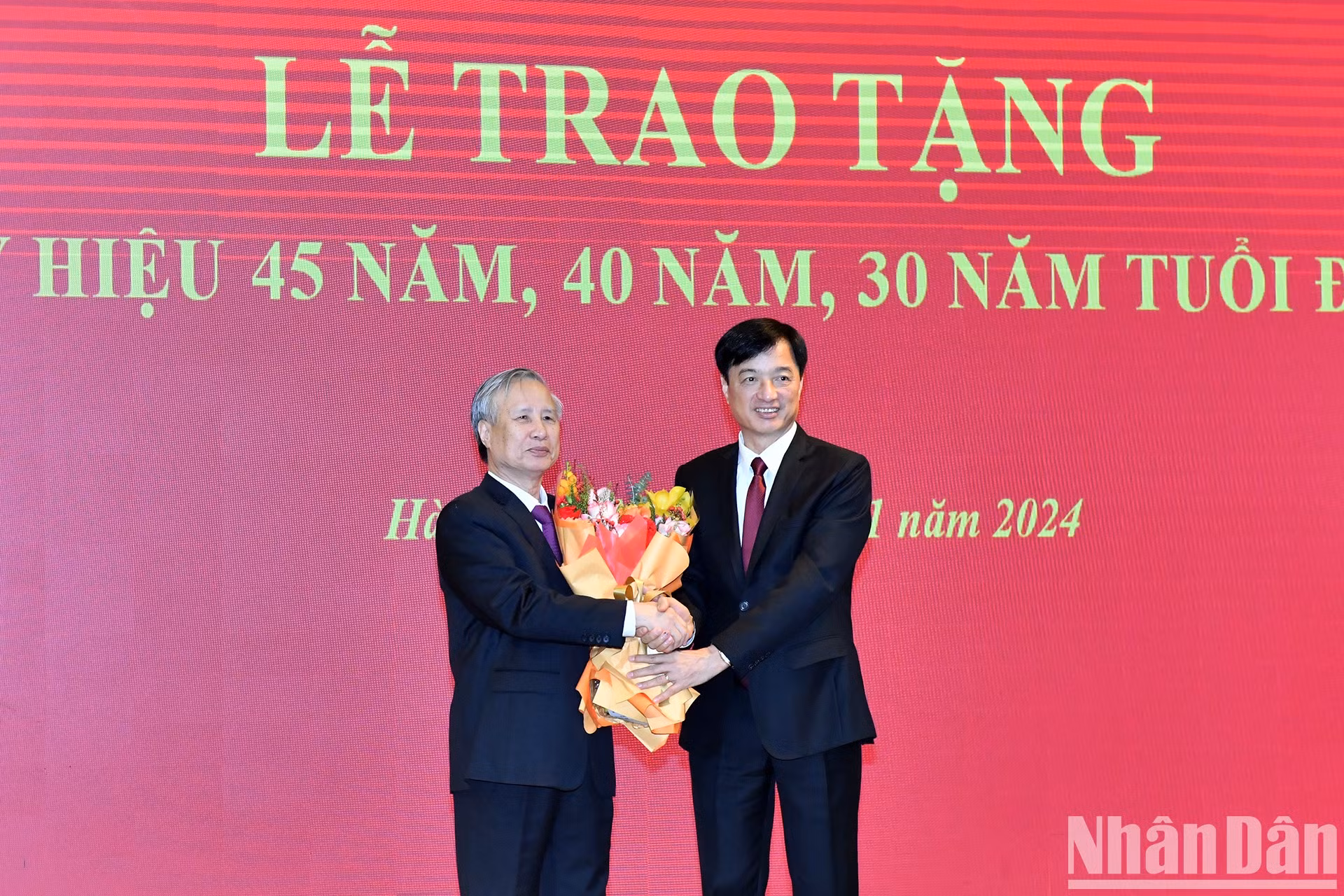 越共中央书记处书记、中央办公厅主任阮维玉向陈国旺同志送花祝贺。