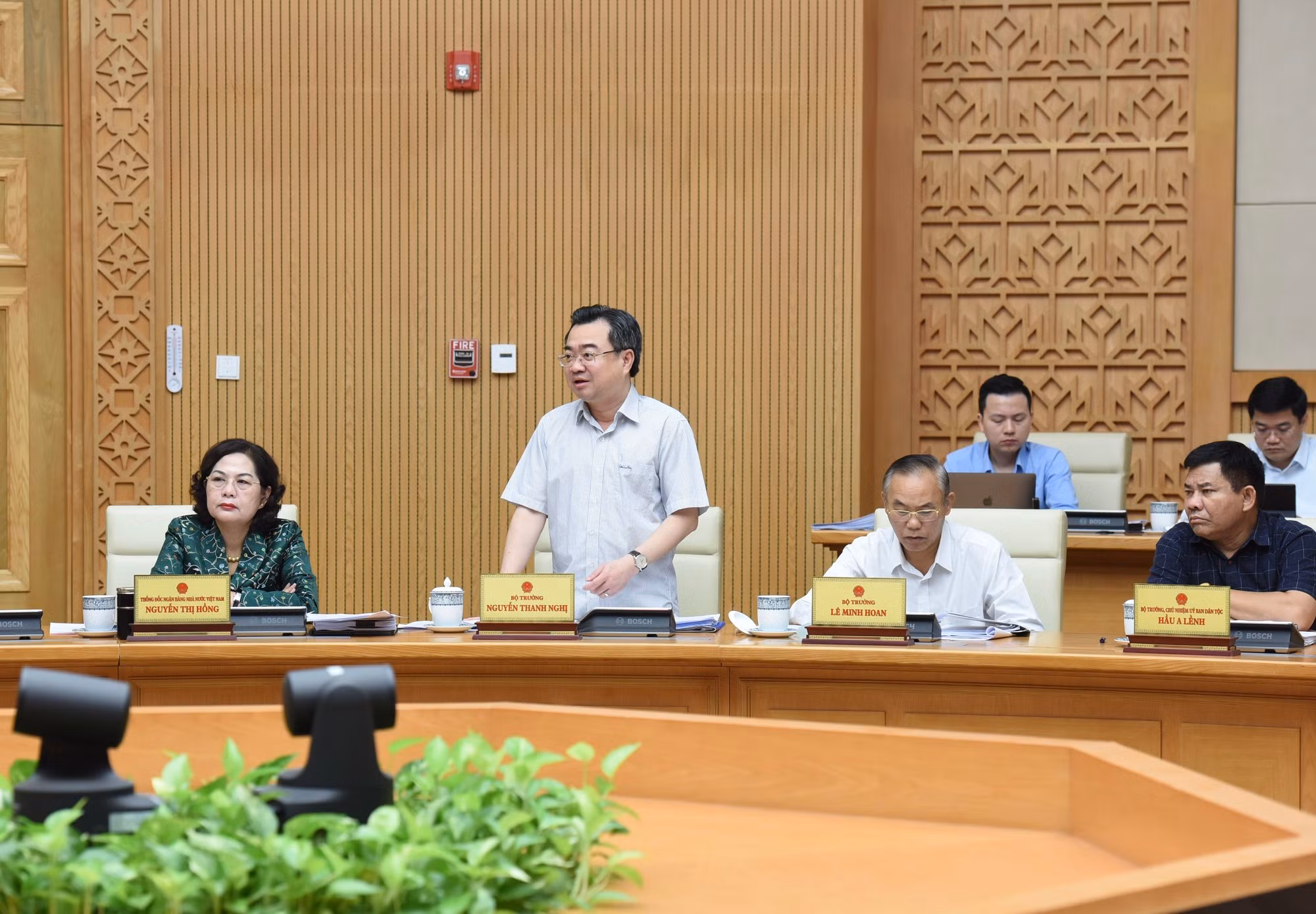 越南建设部部长陈青毅在会上发表讲话。