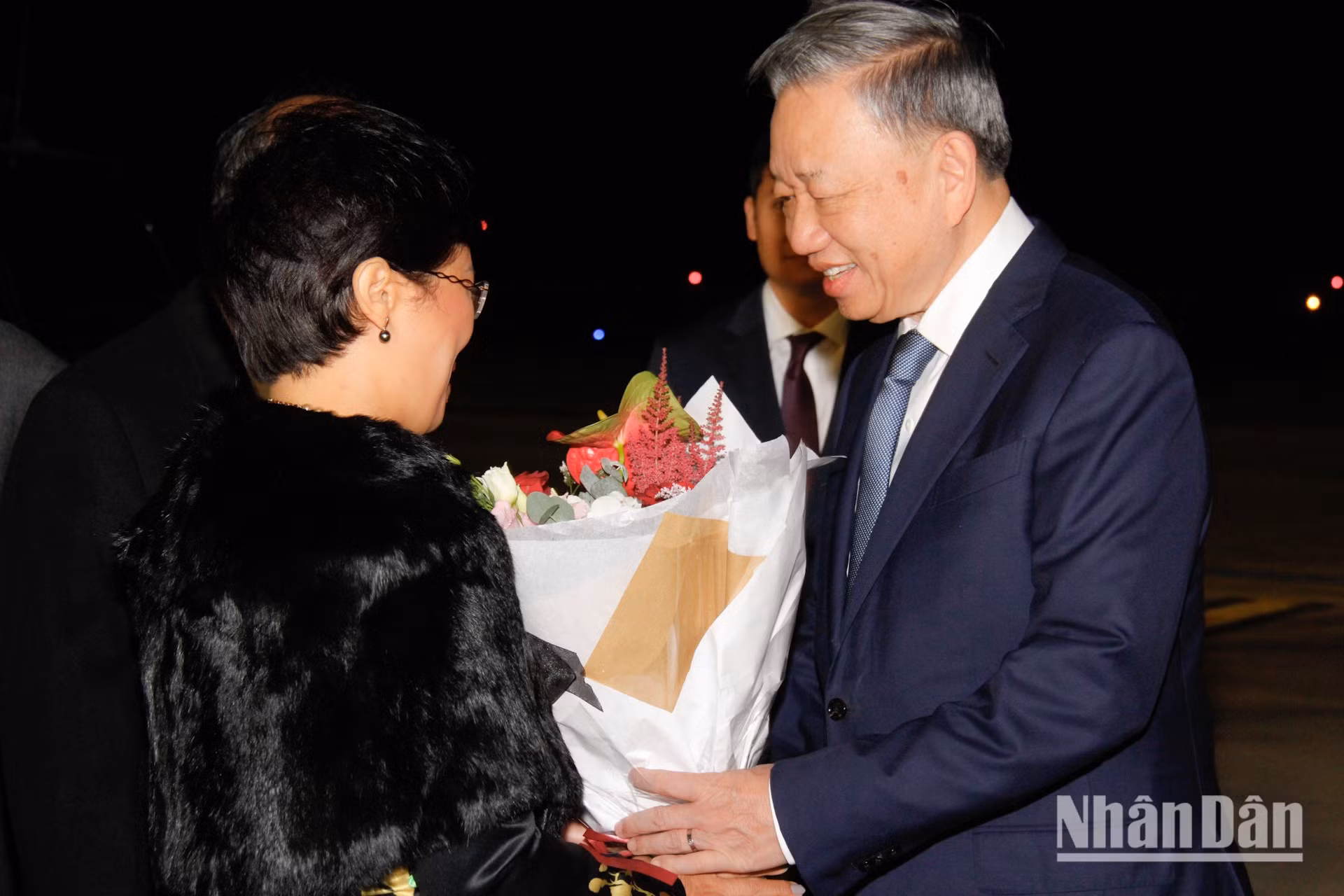 丁全胜大使和夫人在奥利机场送花迎接苏林总书记、国家主席。 （明维 摄）