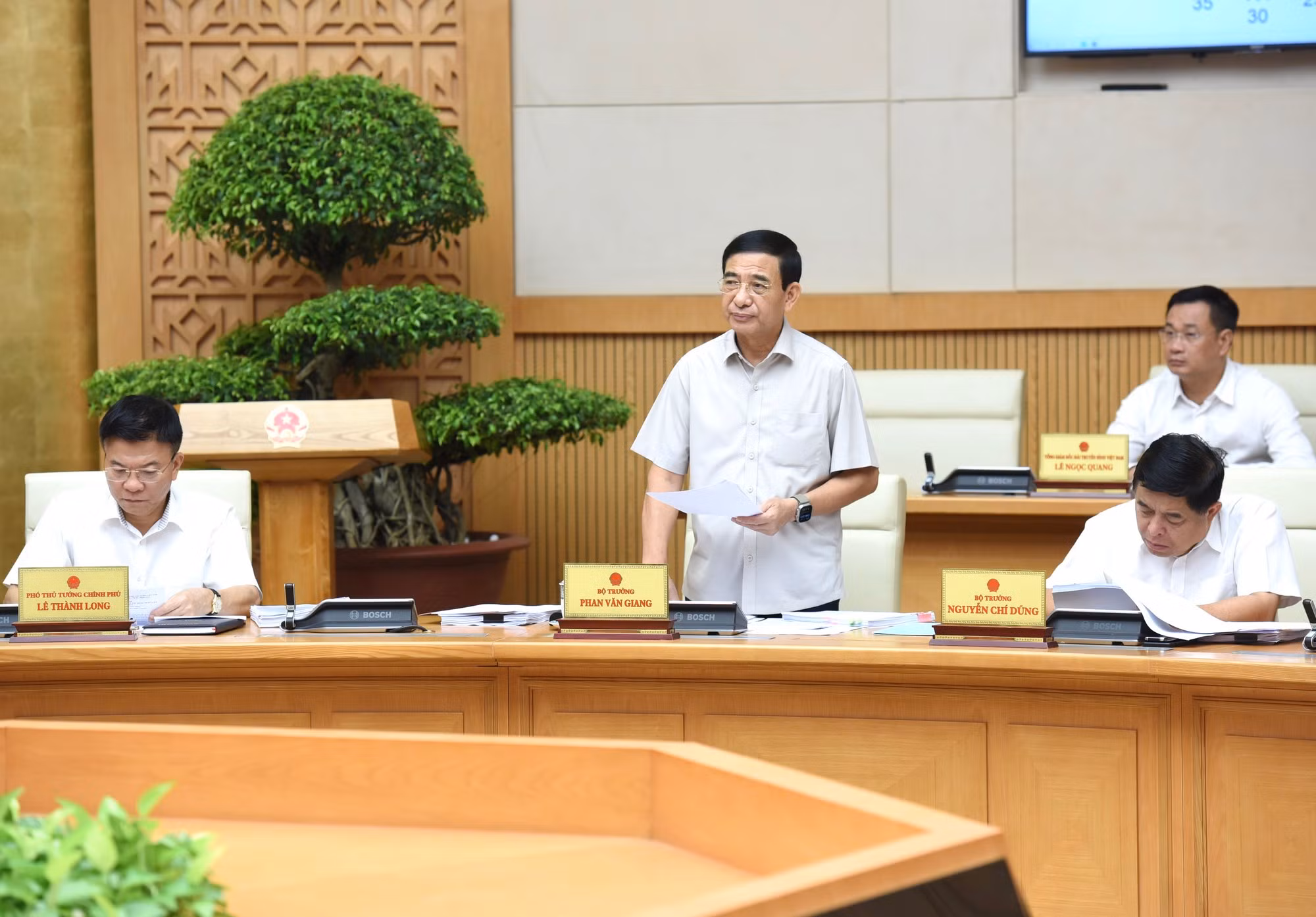 越南国防部部长潘文江在会上发表讲话。