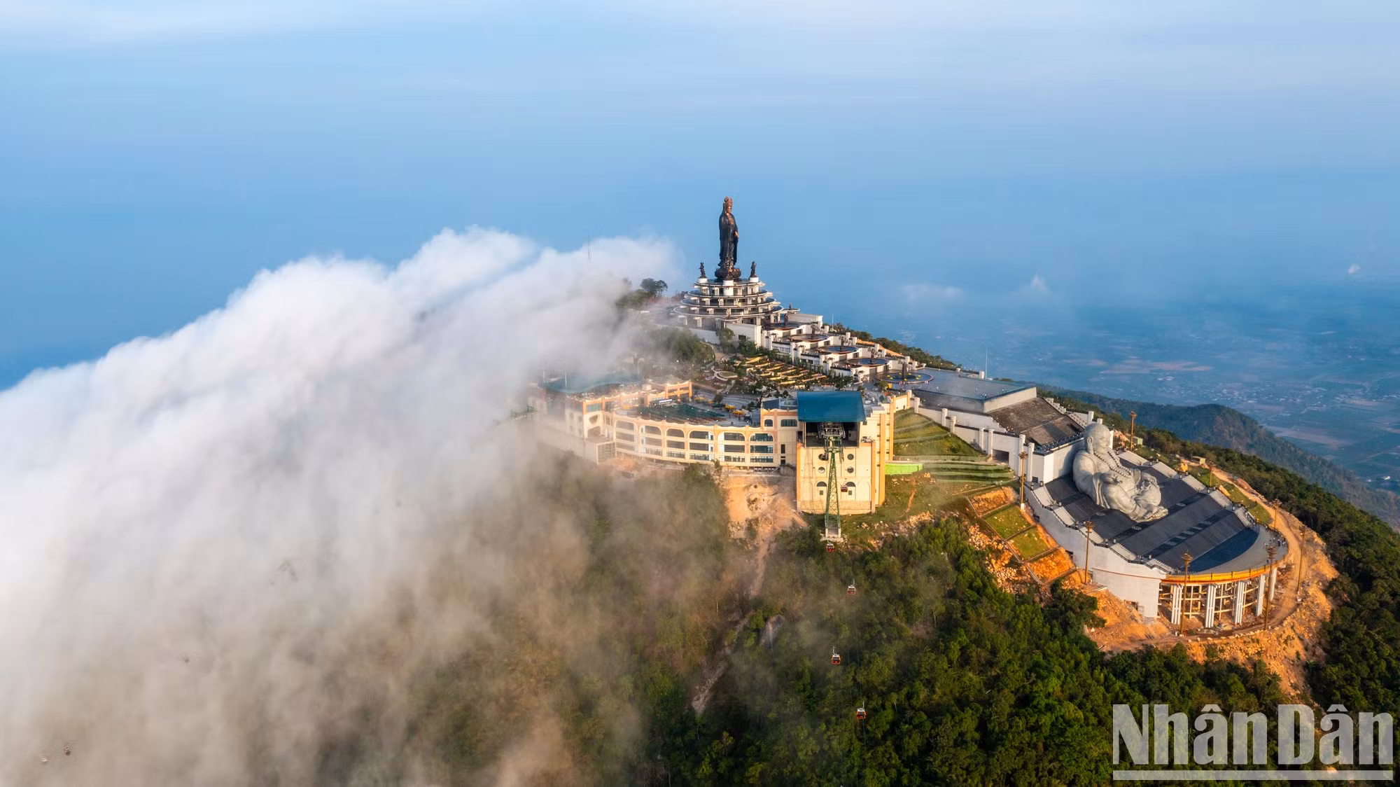 云朵在山顶上流淌，让空间瞬间变得梦幻神秘而雄伟壮观。